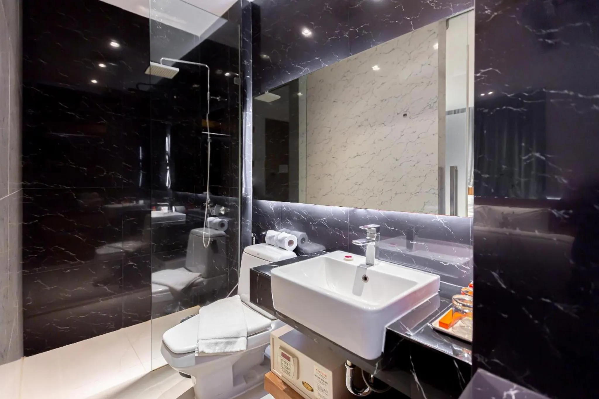 Shower in Uno Express