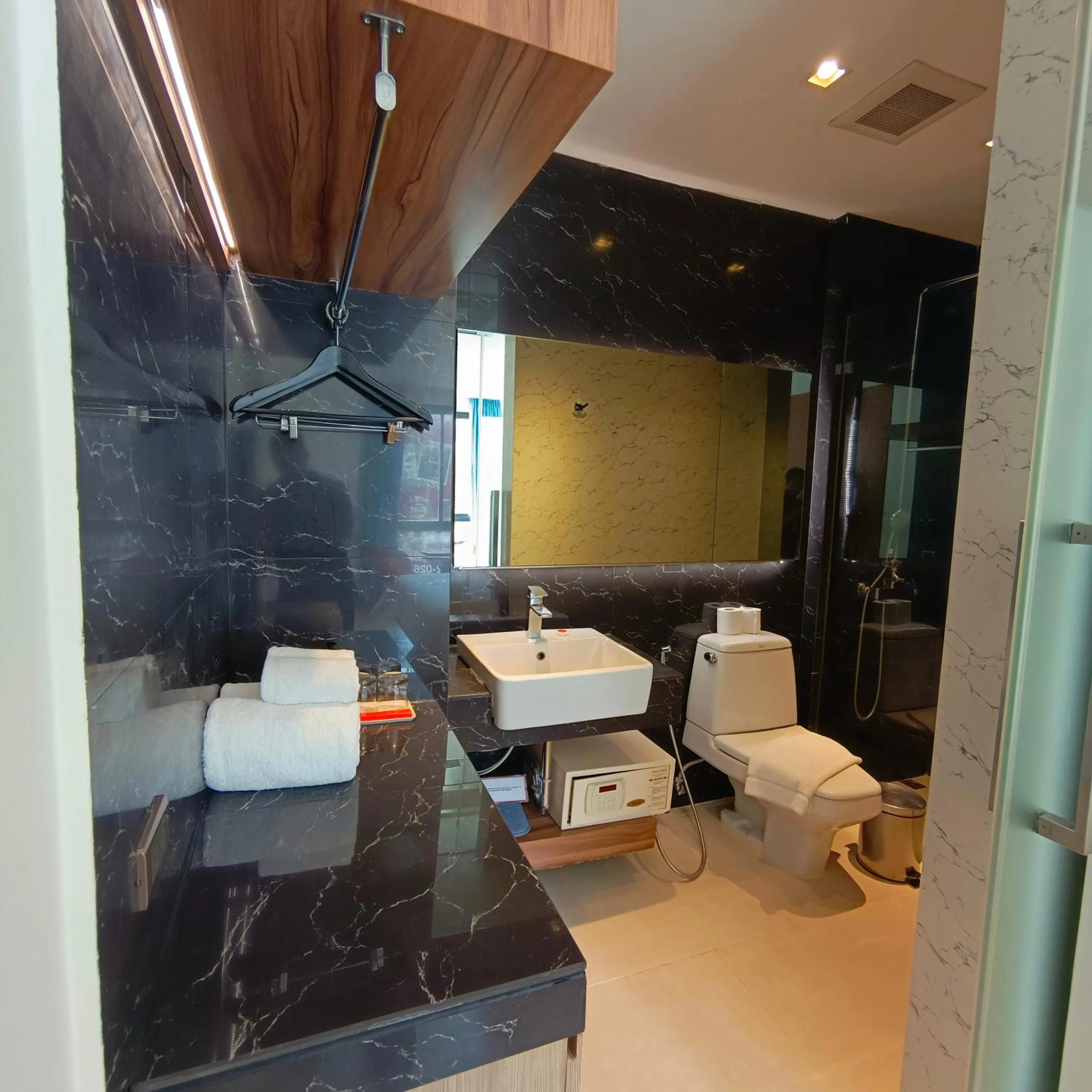 Bathroom in Uno Express