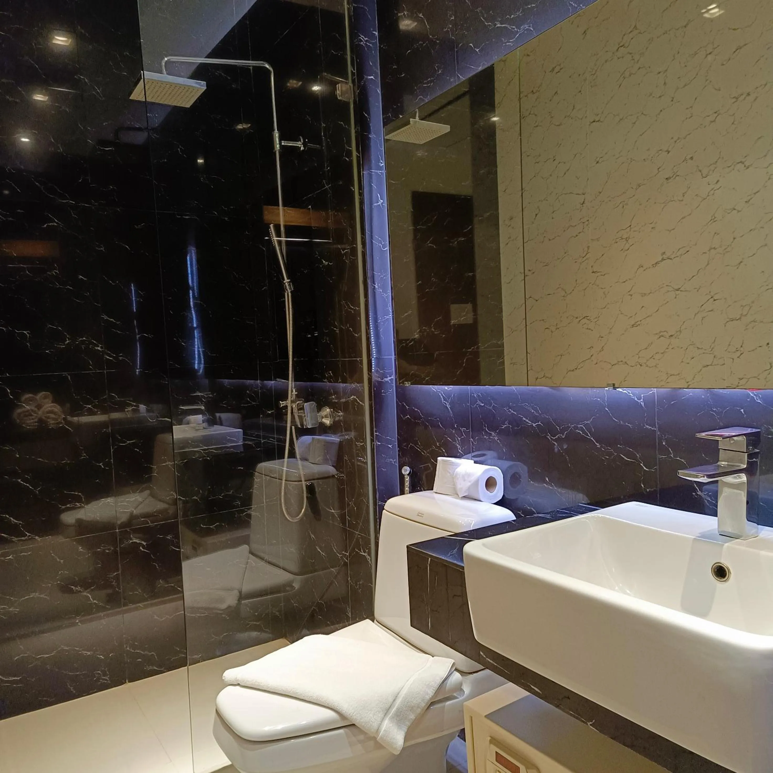 Bathroom in Uno Express