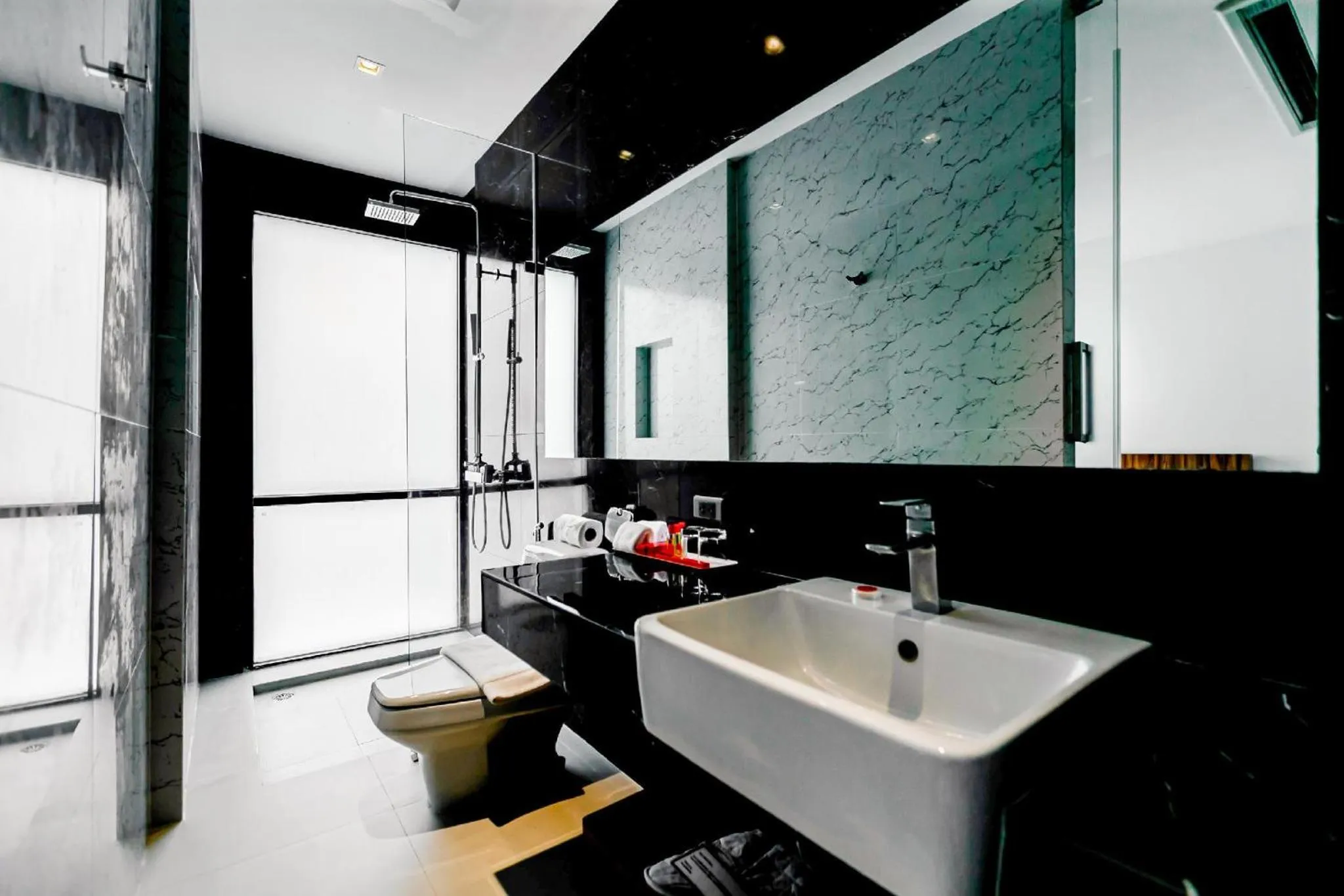 Toilet in Uno Express