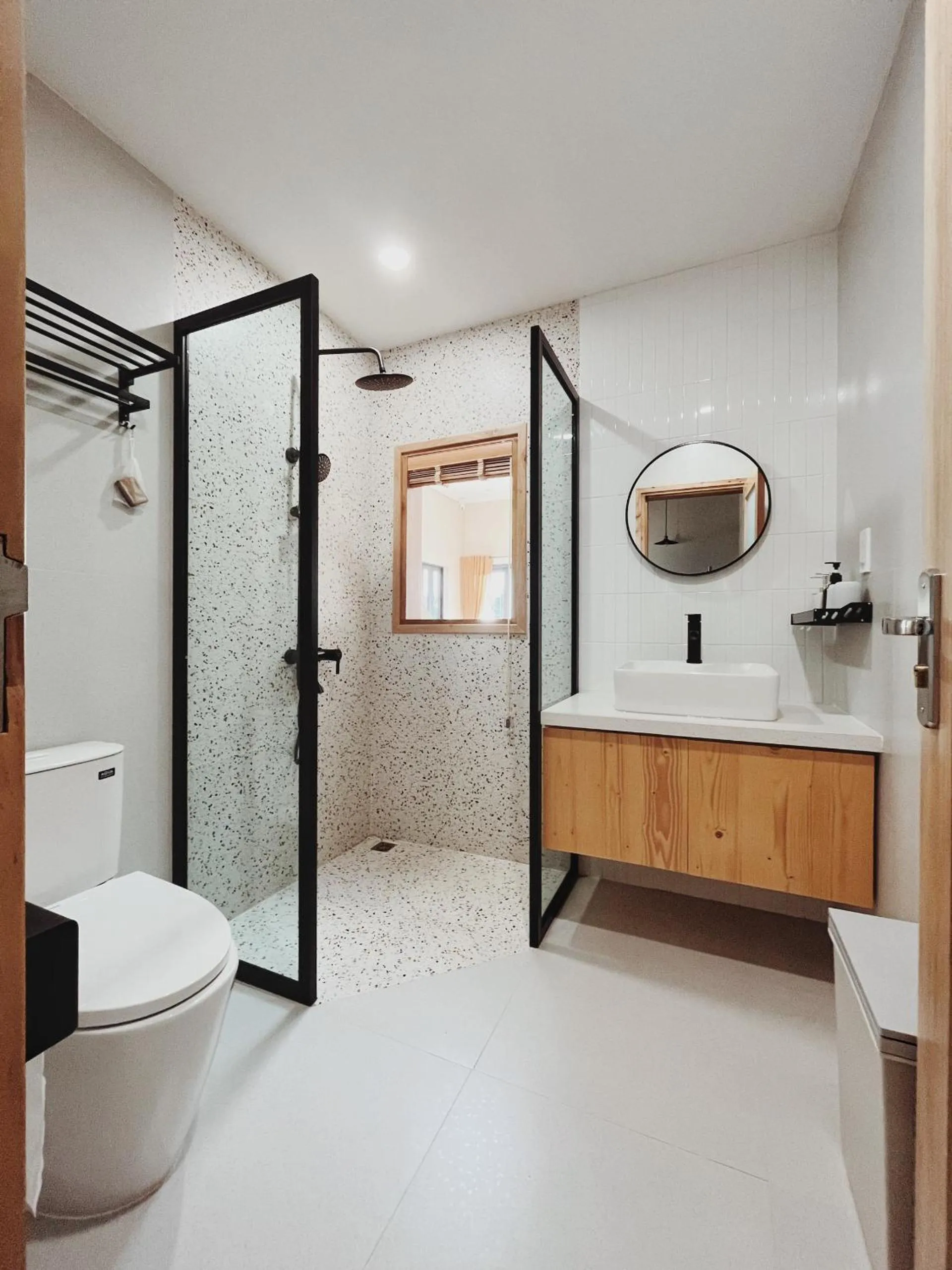 Shower in XOM House Biển Hồ