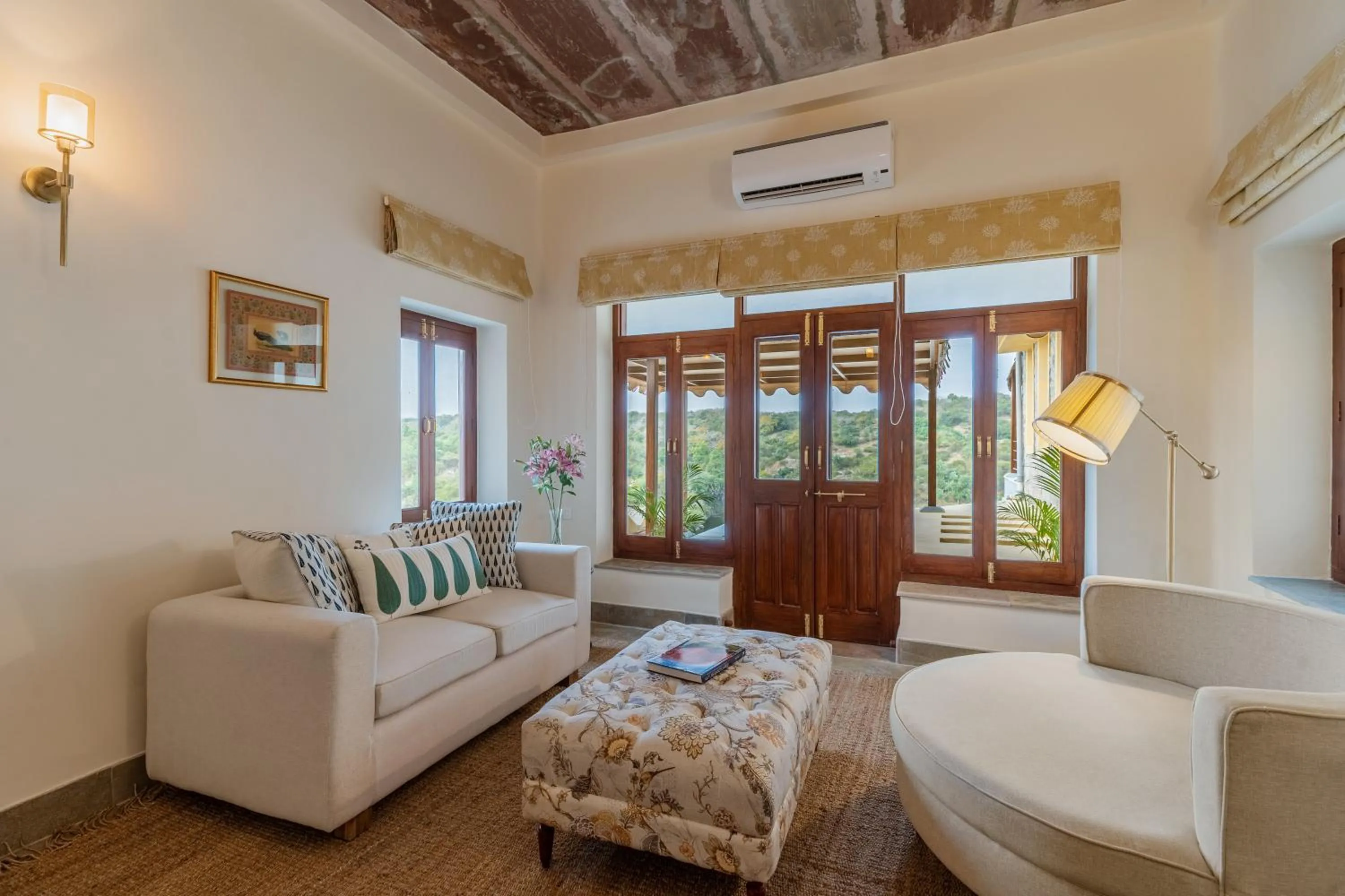 Seating area, Bed in Chunda Shikar Oudi