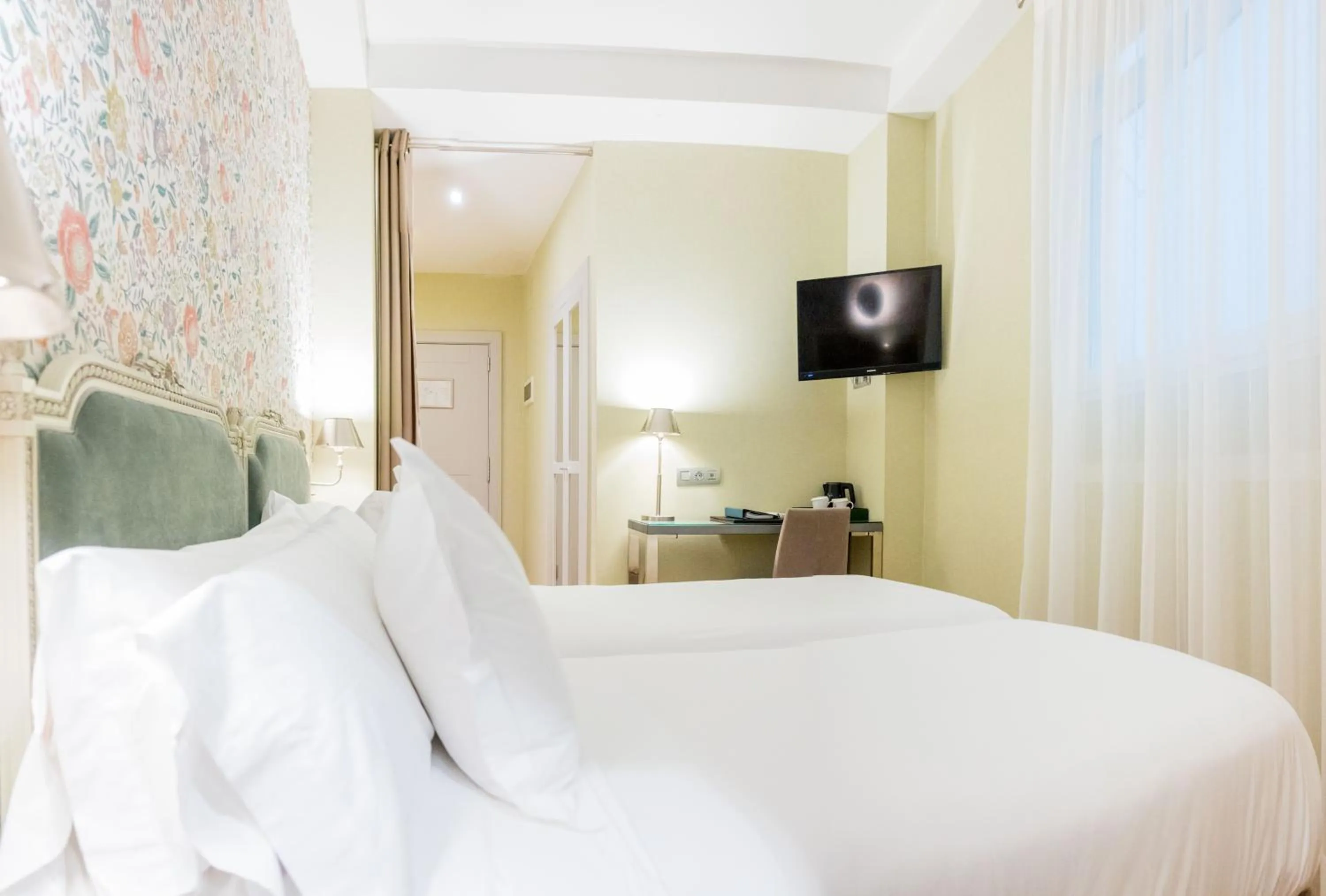 Bedroom, Bed in Hotel Meninas - Boutique Opera