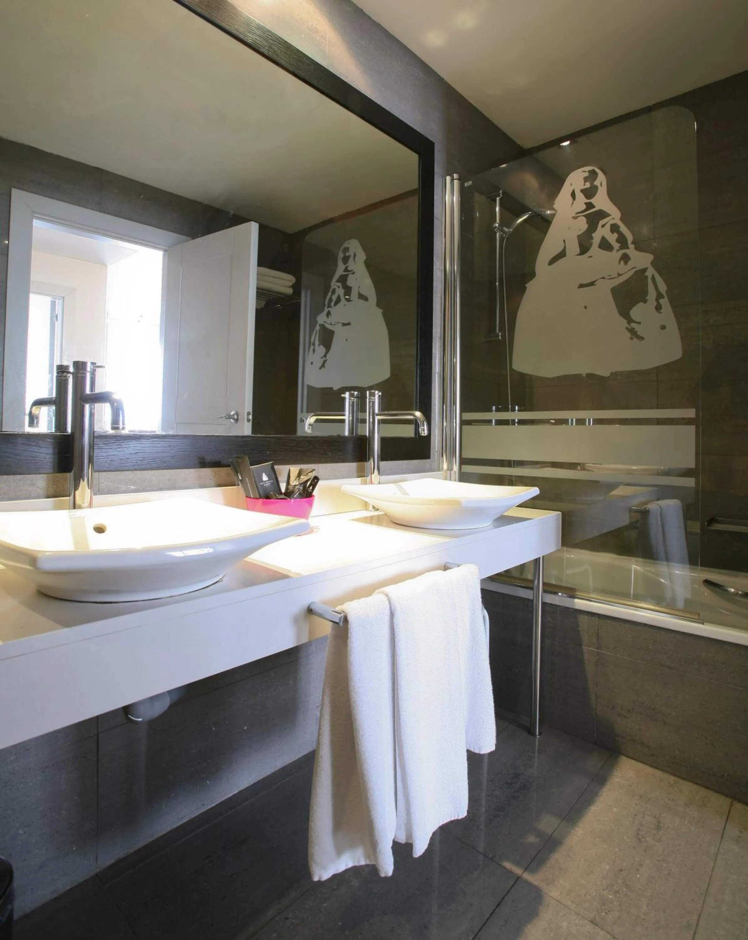 Shower in Hotel Meninas - Boutique Opera