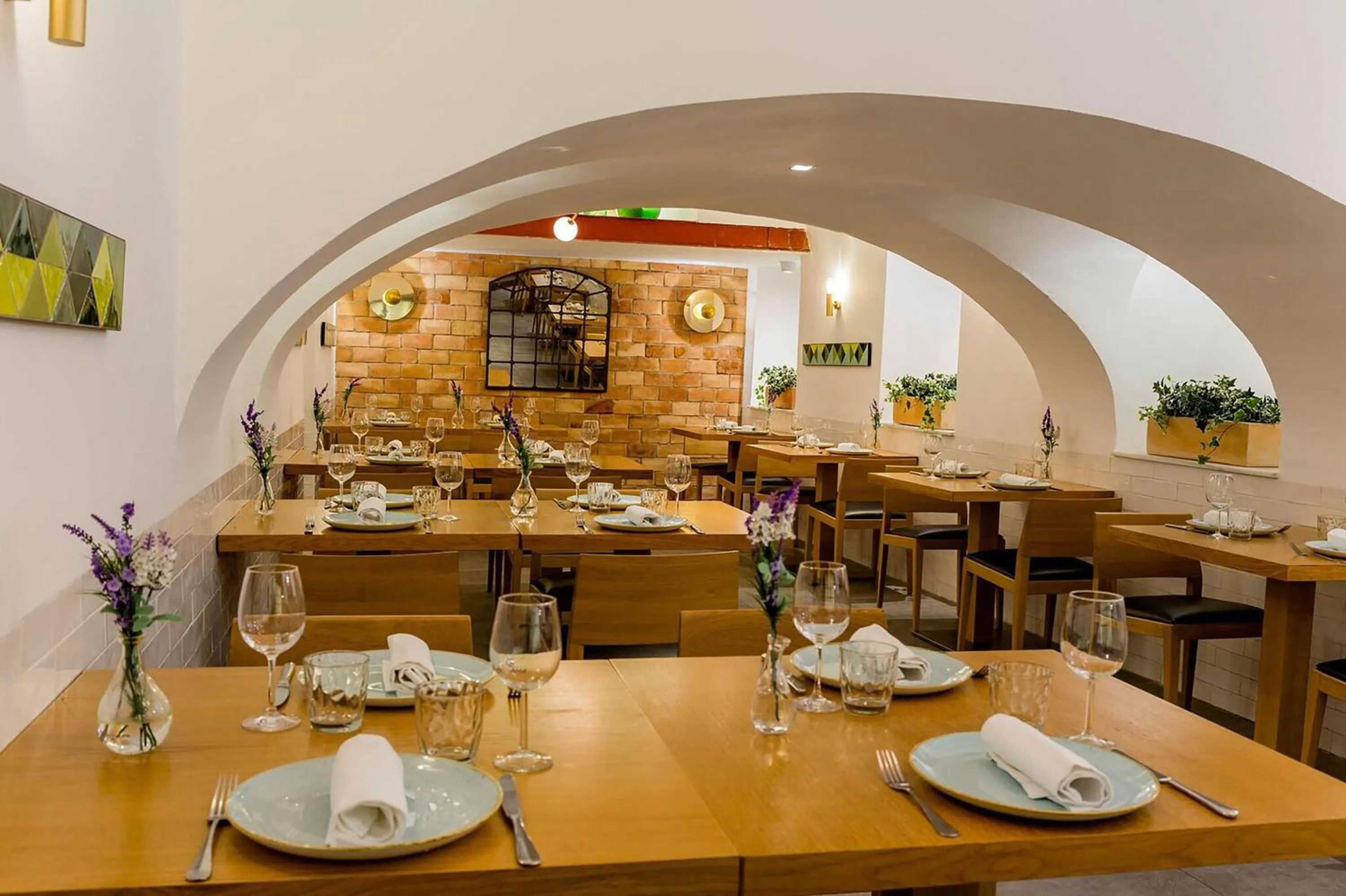Restaurant/places to eat in Hotel Meninas - Boutique Opera