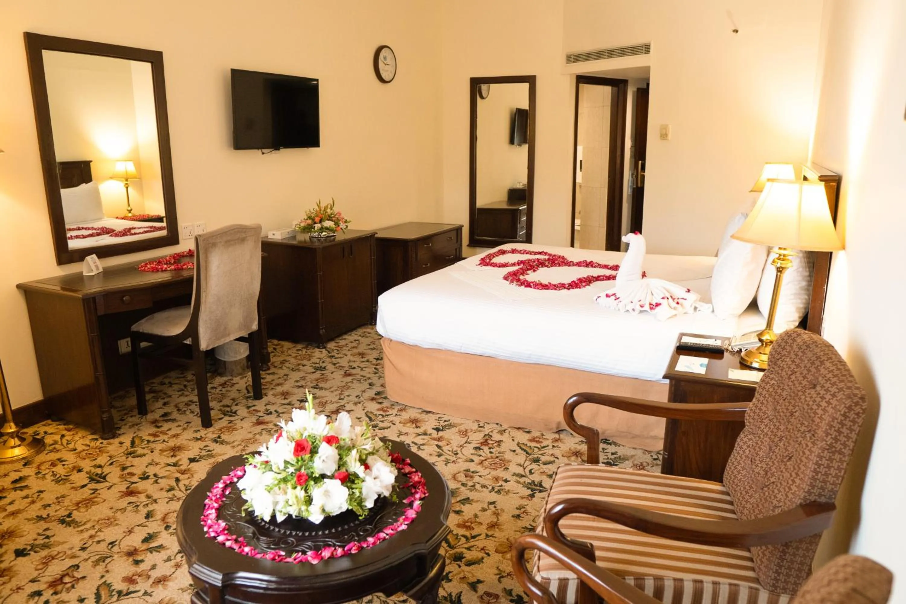 Bed in Hotel Hillview Islamabad