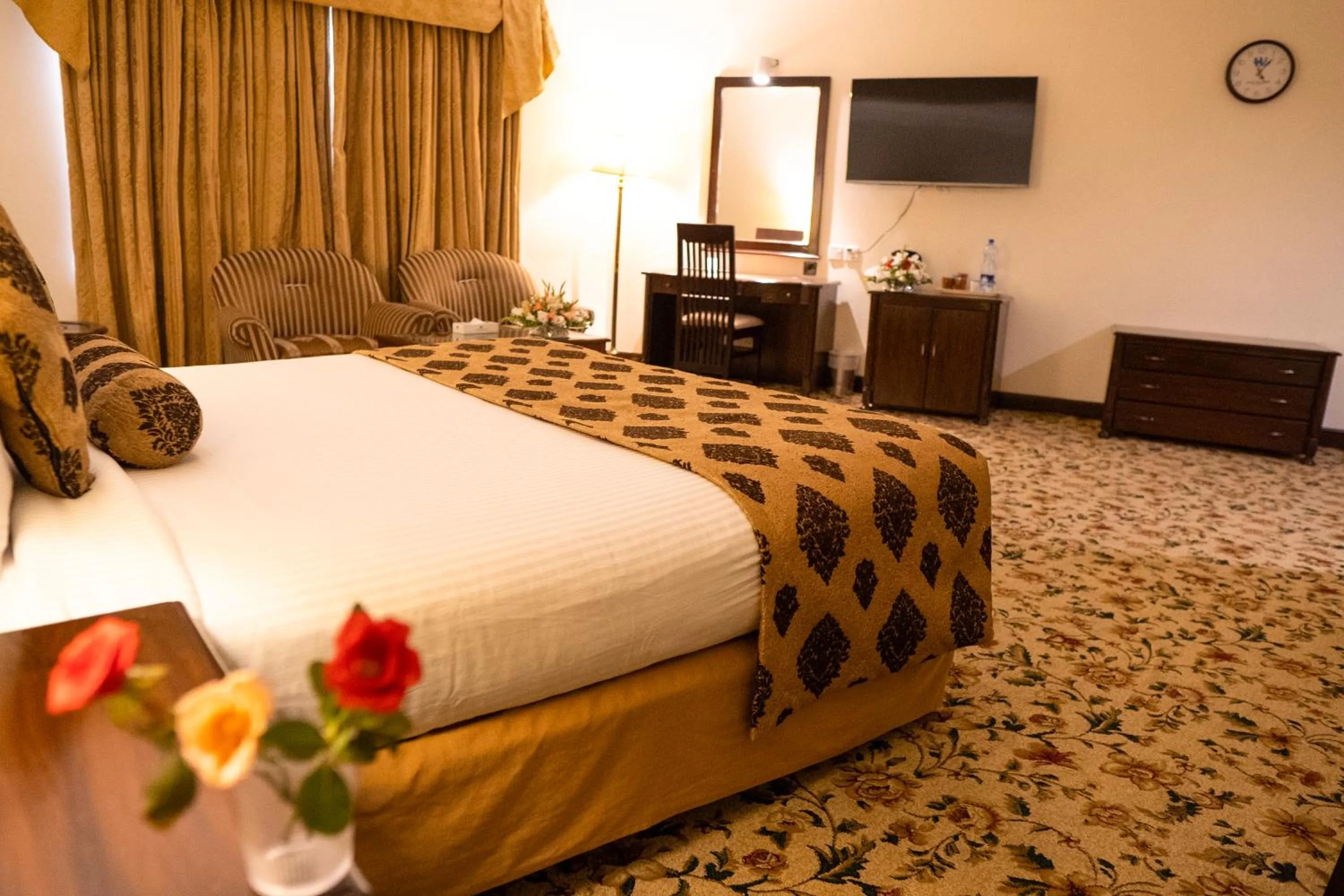 Bed in Hotel Hillview Islamabad