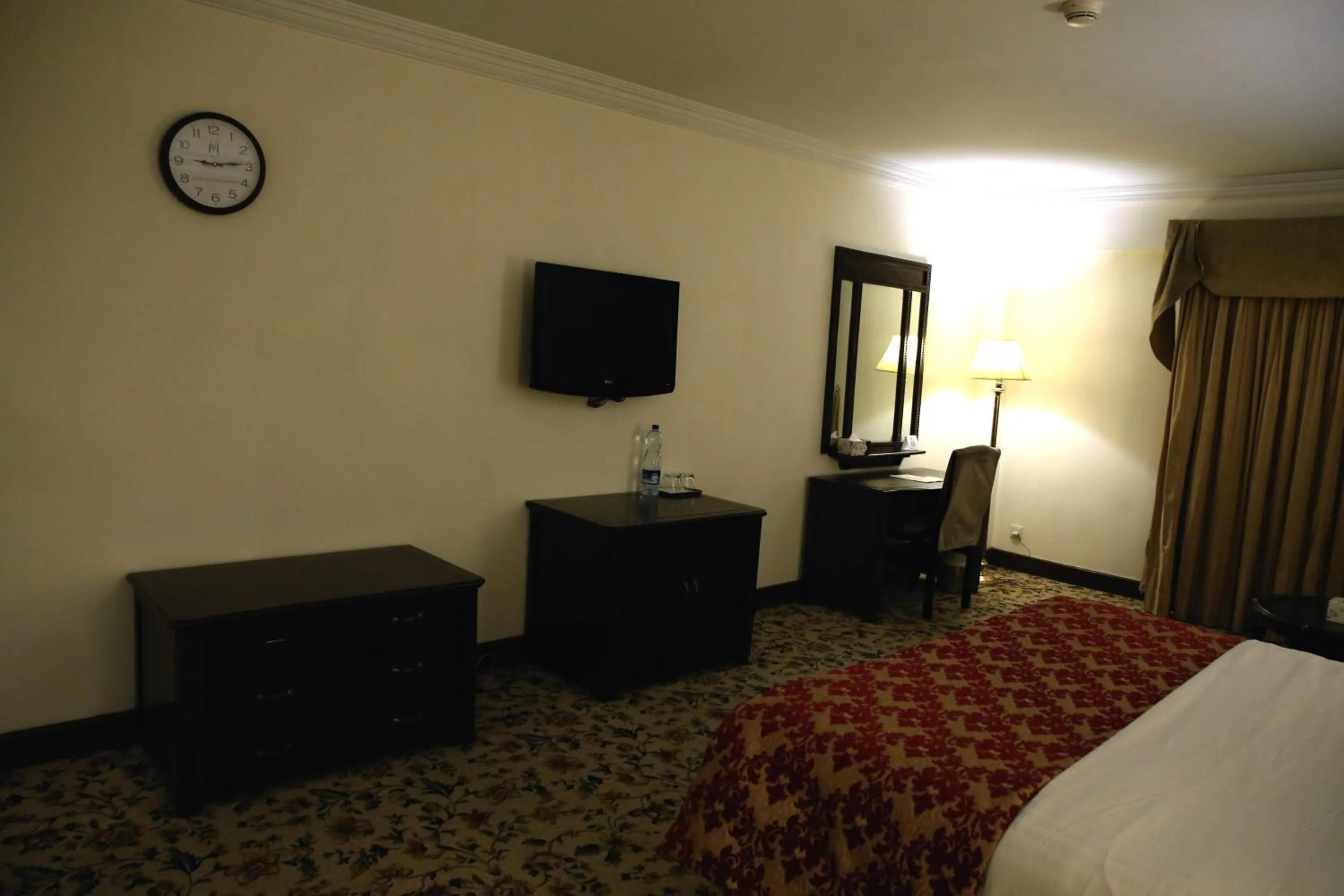 TV and multimedia, Bed in Hotel Hillview Islamabad