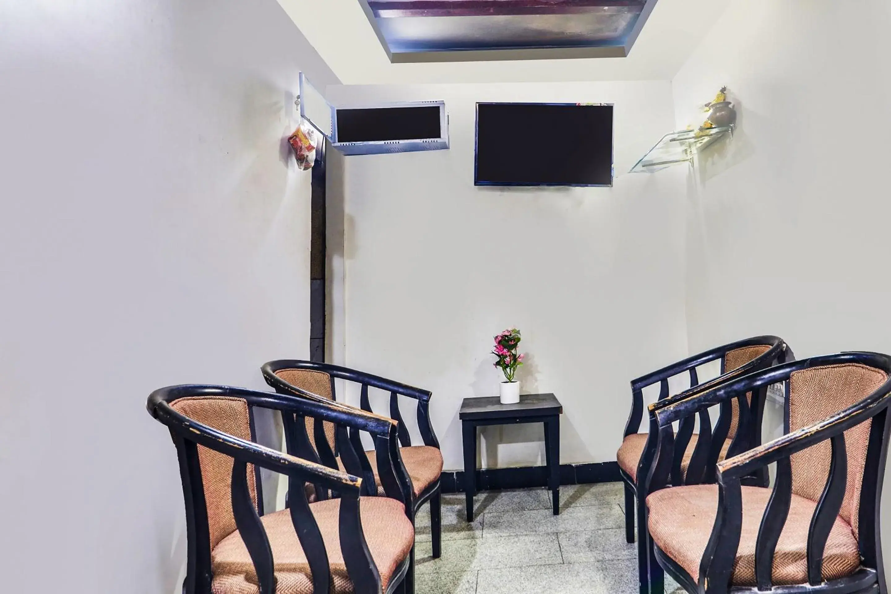 Lobby or reception in Super Hotel O Qualia Hotel Dilsukhnagar Near Dilsukhnagar Metro Station Lobby or reception in Super Hotel O Qualia Hotel Dilsukhnagar Near Dilsukhnagar Metro Station