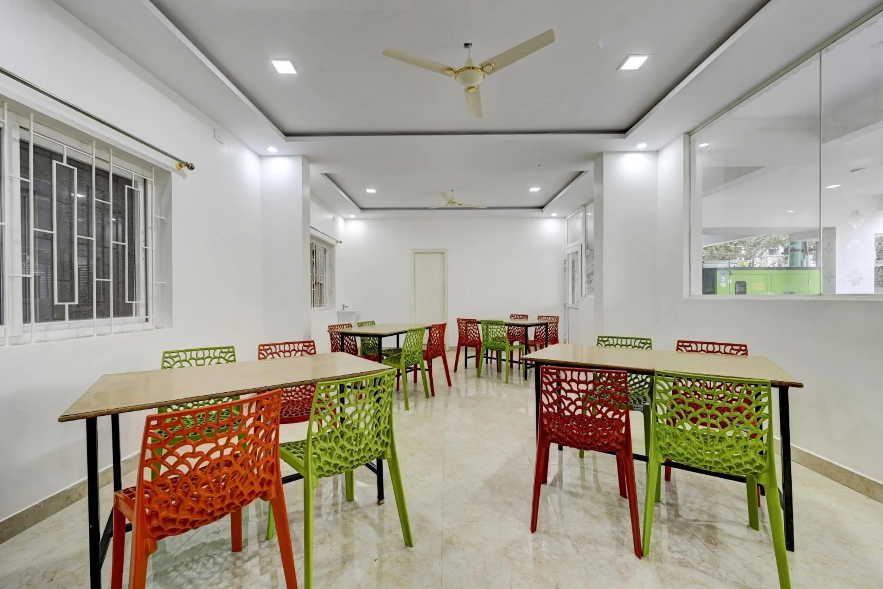 Restaurant/places to eat in Super Capital O Prince Venue