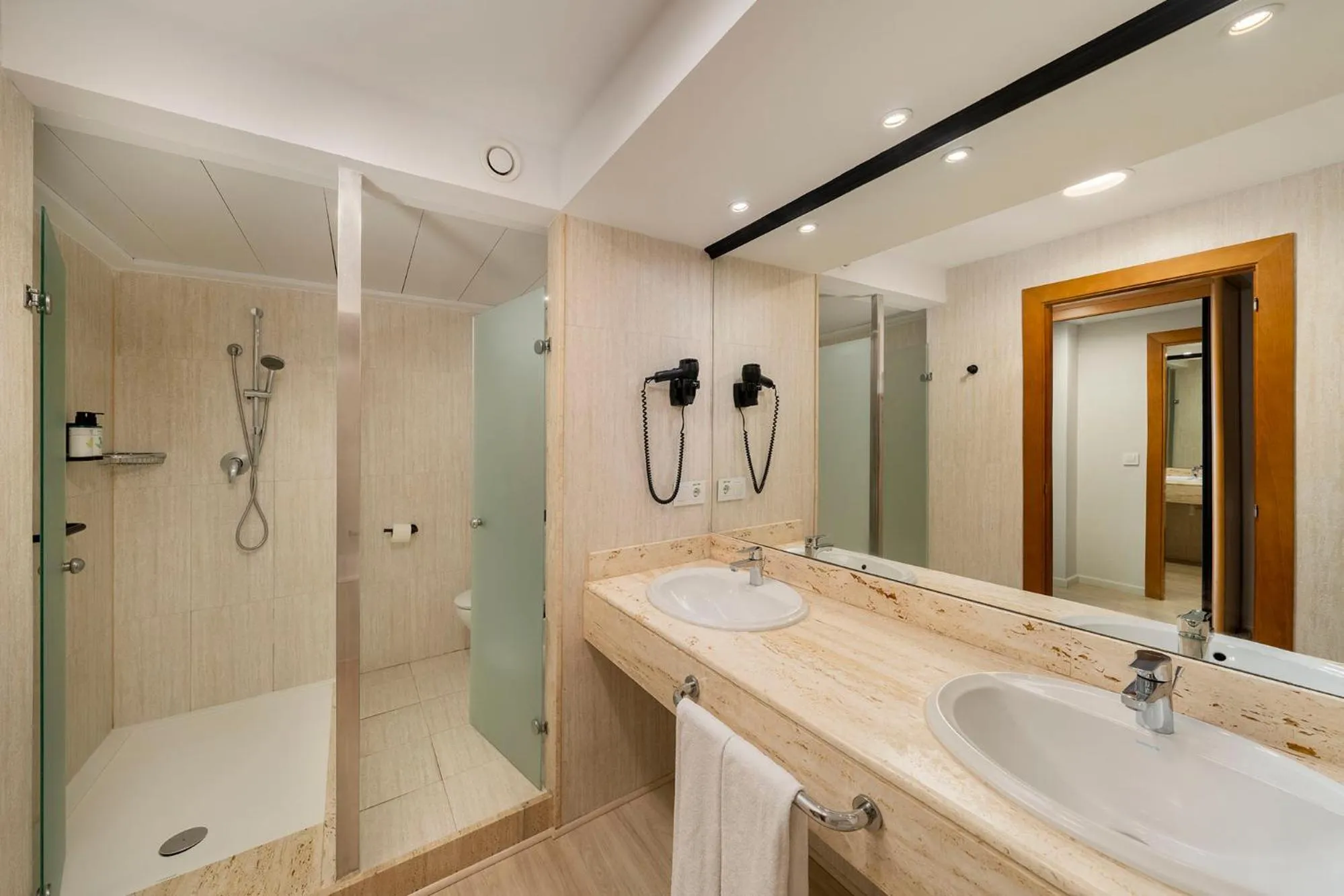 Shower in Peñiscola Plaza Suites