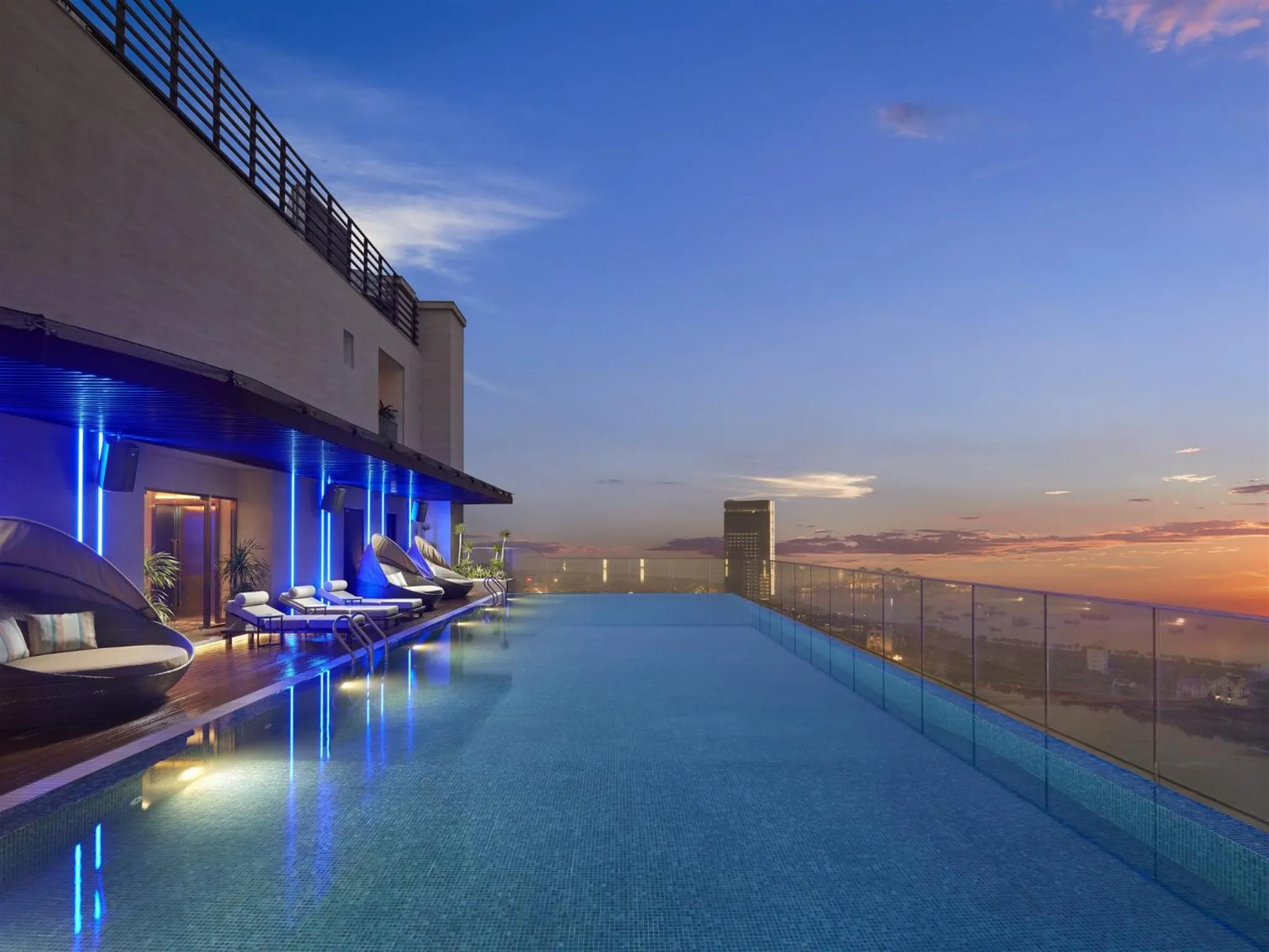 Swimming pool in The Watson Premium HaLong Hotel