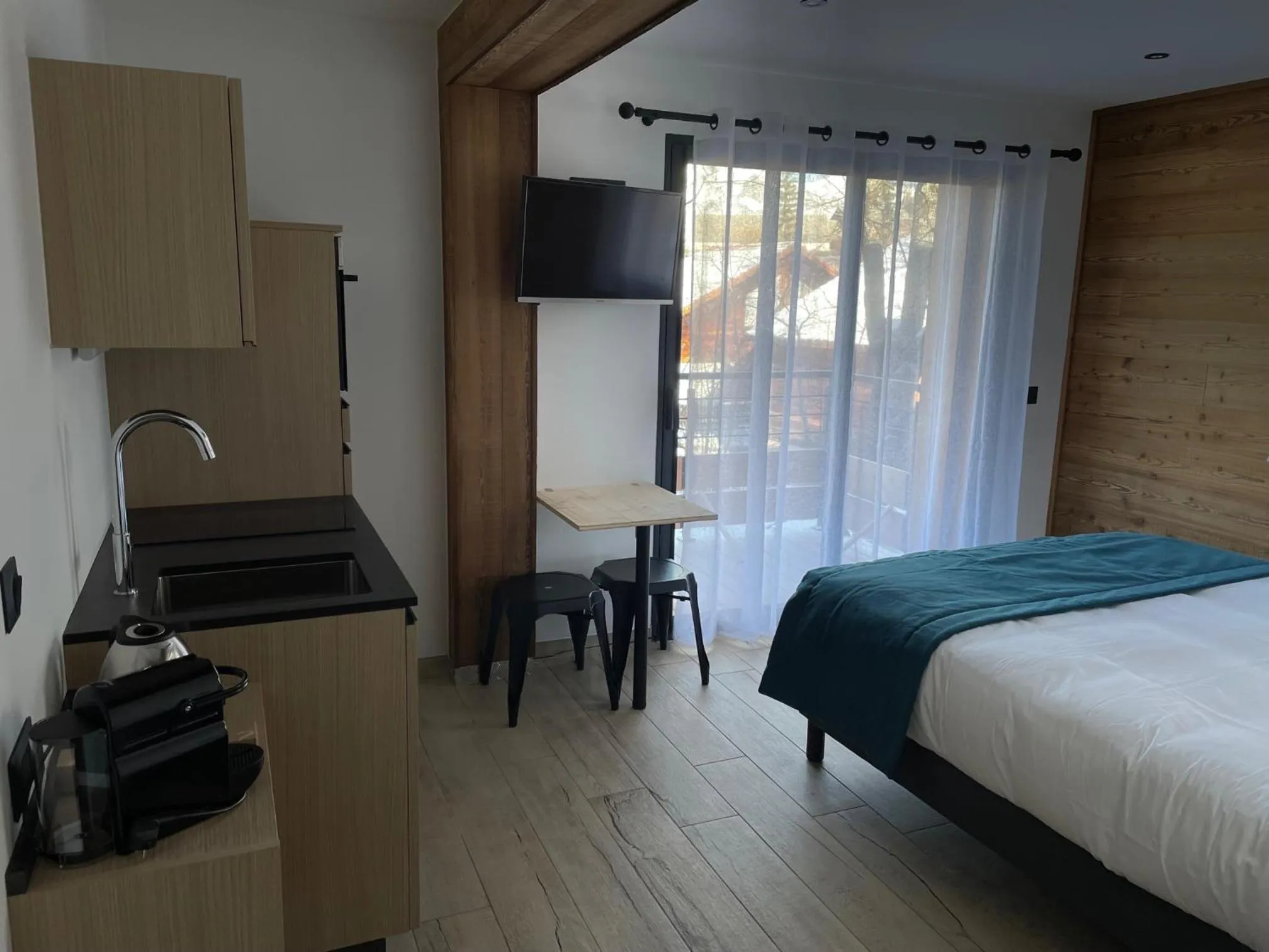 Photo of the whole room, Bed in Appart Hôtel Le JAS