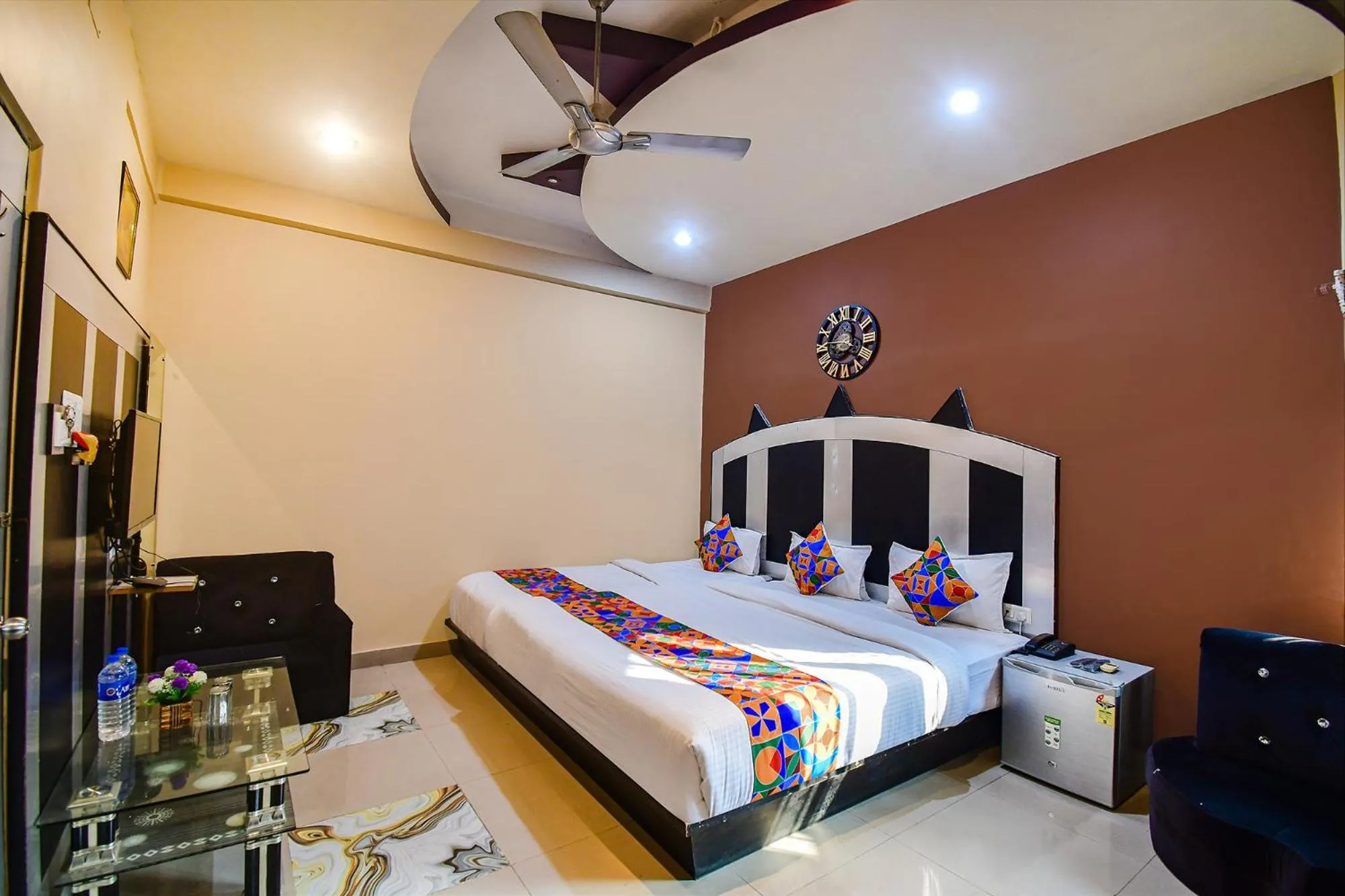 Bed in FabHotel Prime Rockstar Suites - Nr Park Circus 7 Point