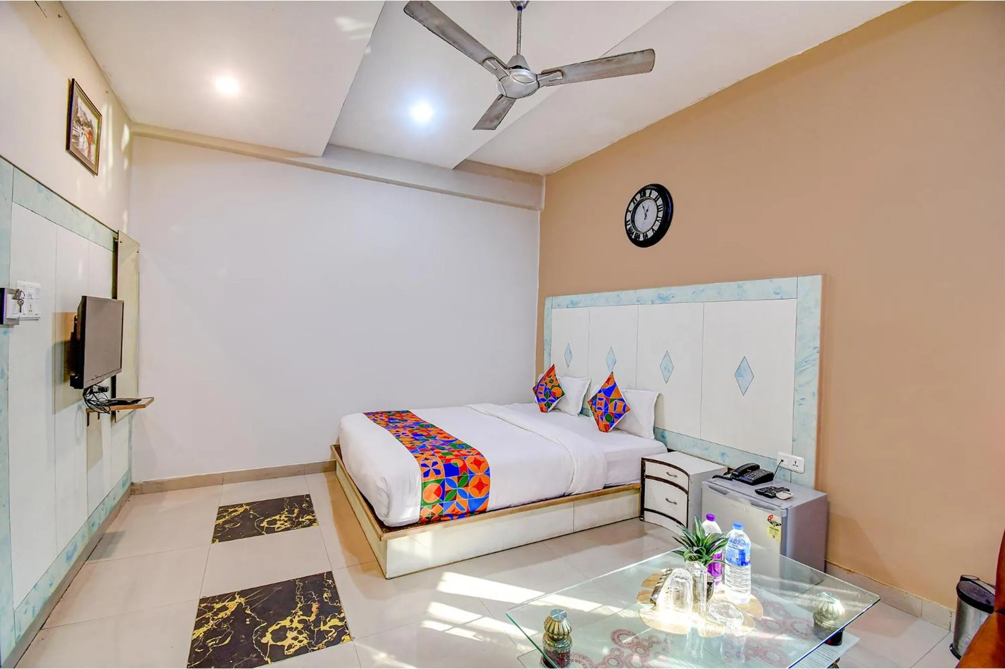 Bed in FabHotel Prime Rockstar Suites - Nr Park Circus 7 Point