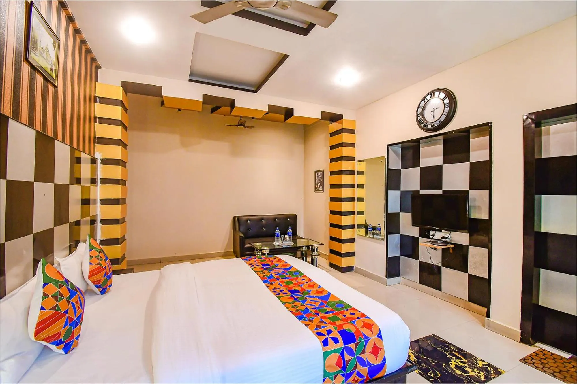 Bed in FabHotel Prime Rockstar Suites - Nr Park Circus 7 Point