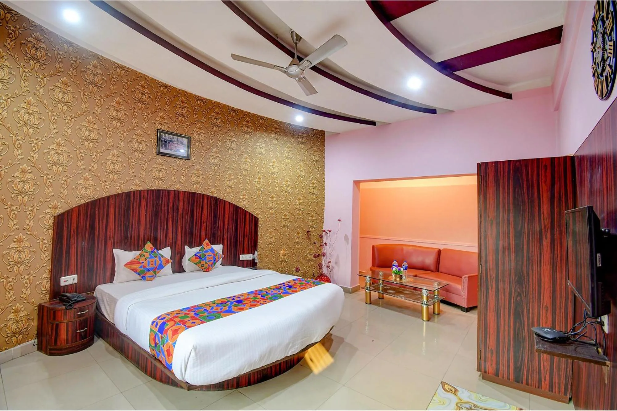 Bed in FabHotel Prime Rockstar Suites - Nr Park Circus 7 Point