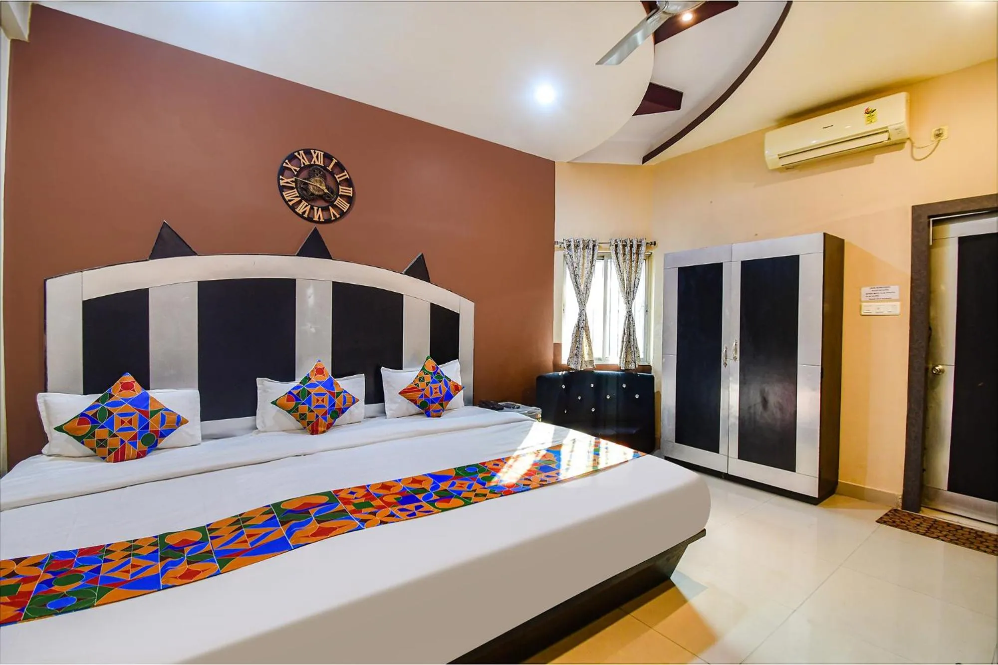 Bed in FabHotel Prime Rockstar Suites - Nr Park Circus 7 Point