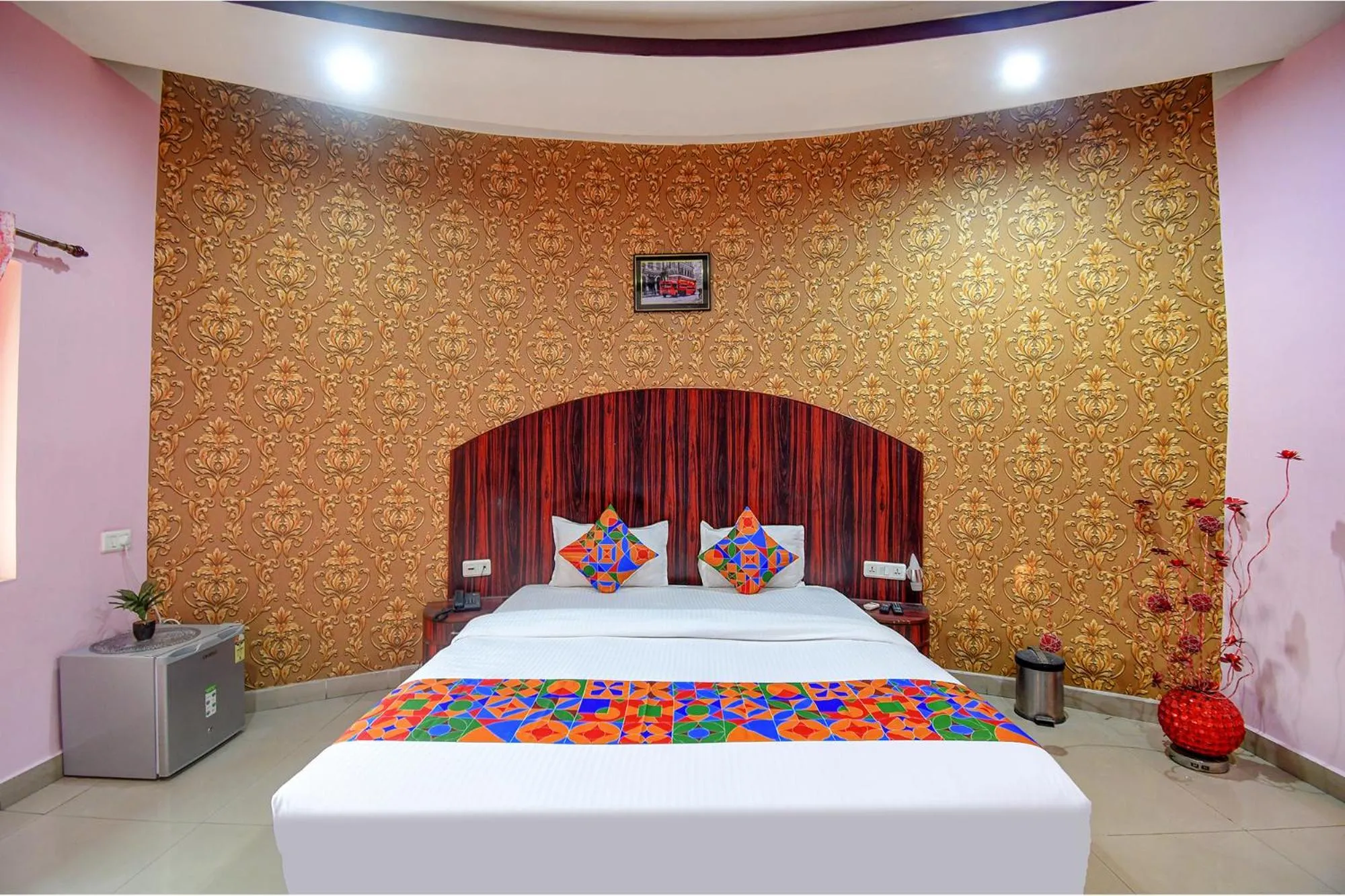 Bed in FabHotel Prime Rockstar Suites - Nr Park Circus 7 Point