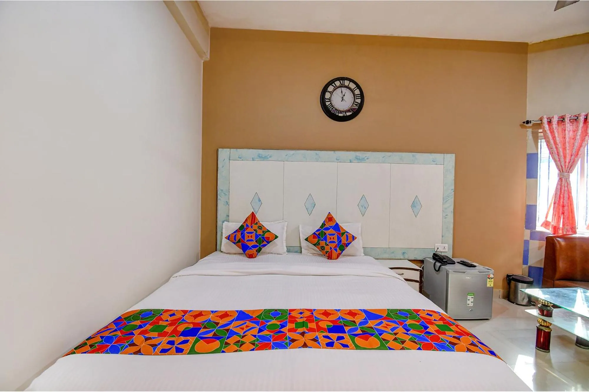 Bed in FabHotel Prime Rockstar Suites - Nr Park Circus 7 Point