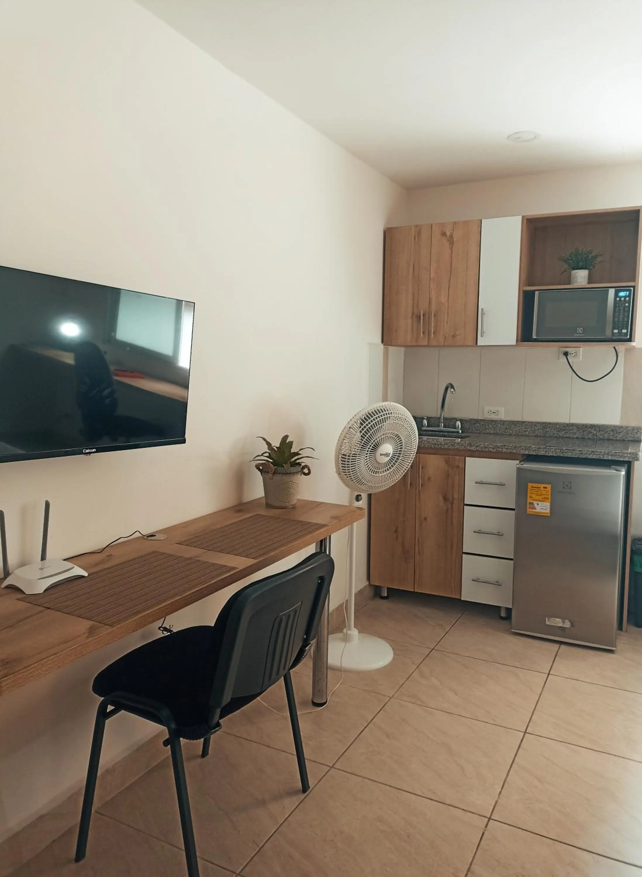 TV and multimedia in Laureles Guest House LGH Hotel