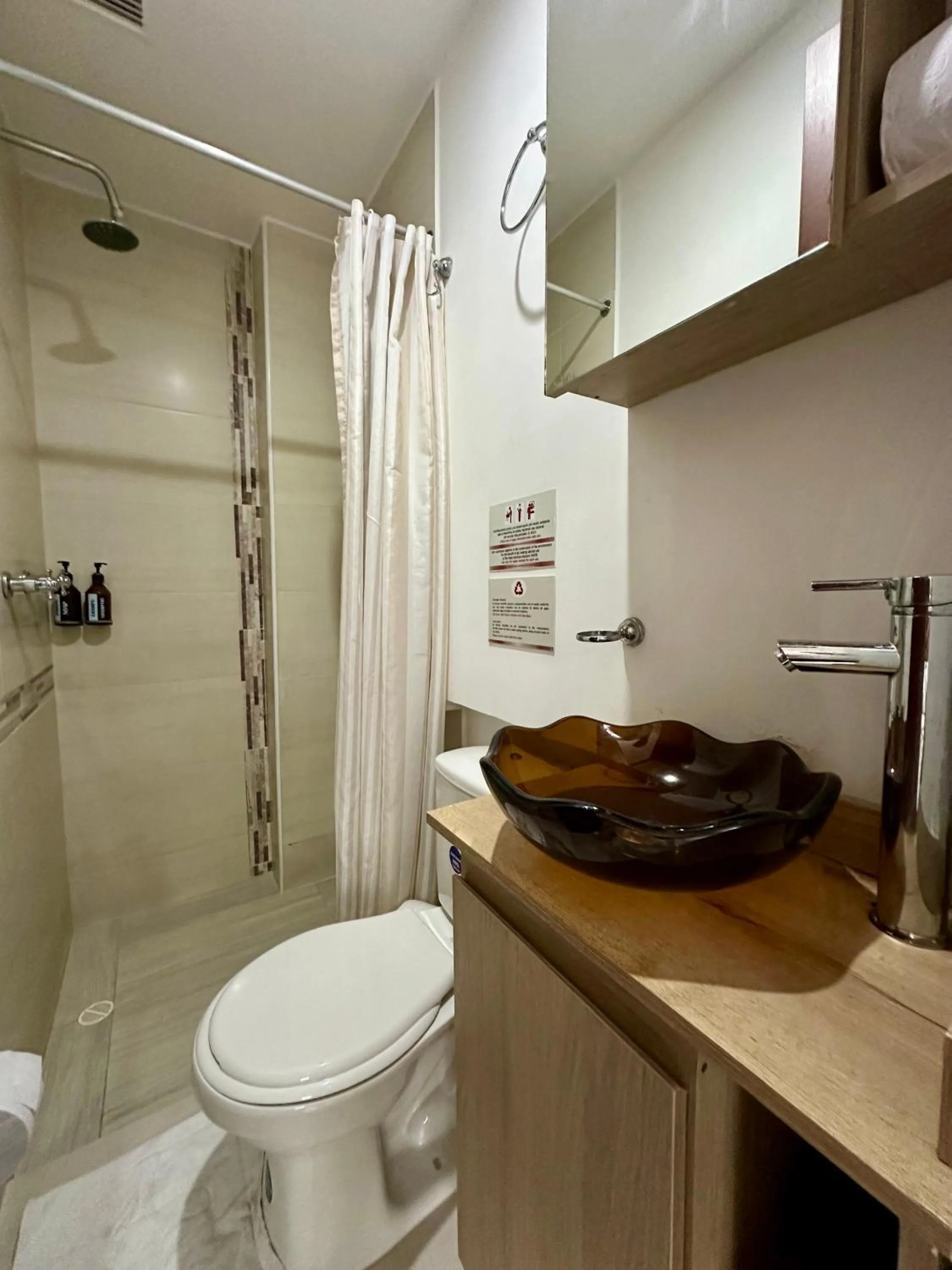 Shower in Laureles Guest House LGH Hotel