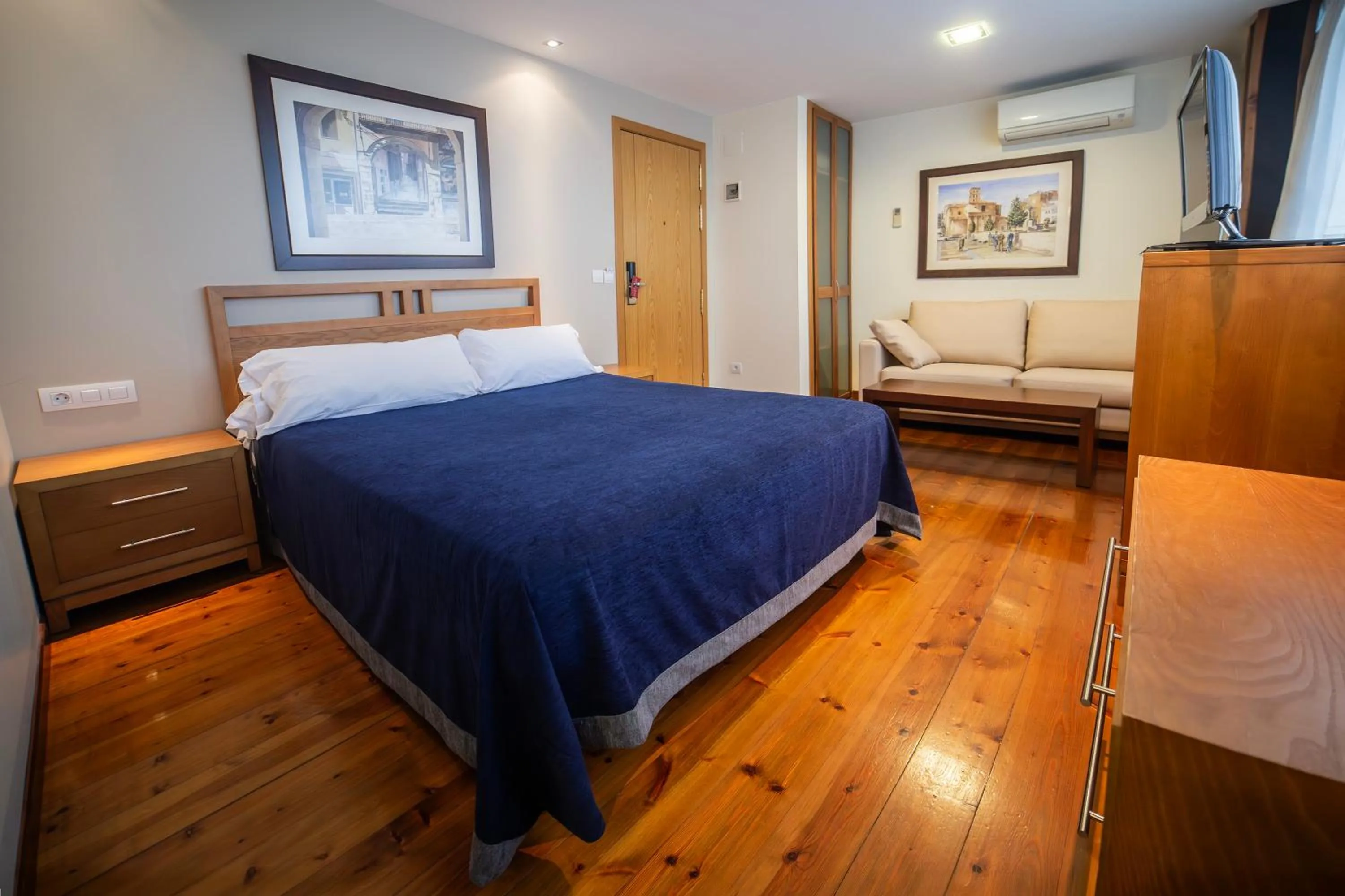 Photo of the whole room, Bed in Hotel Auditorio Santiago & Spa