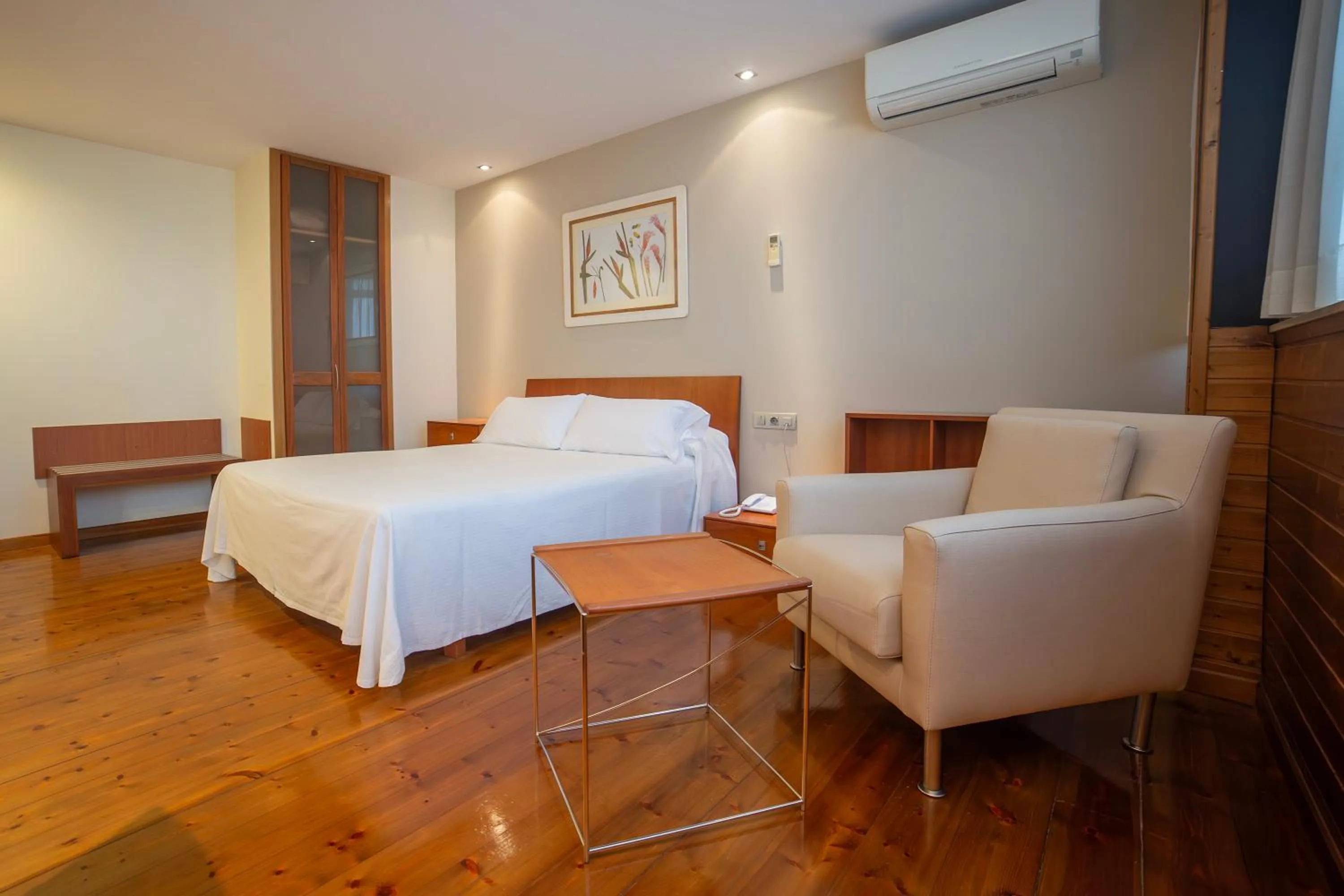 Photo of the whole room, Bed in Hotel Auditorio Santiago & Spa