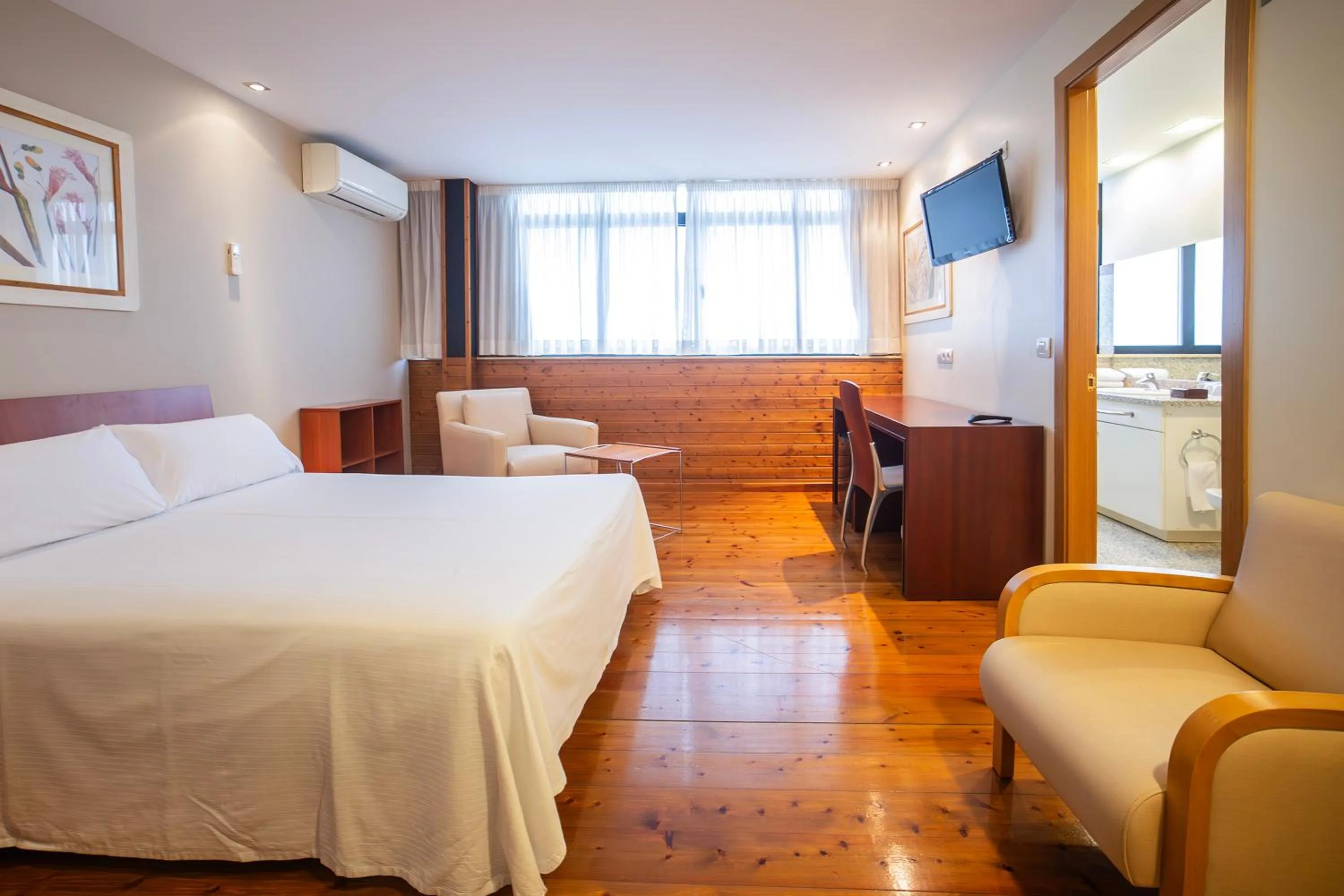 Photo of the whole room, Bed in Hotel Auditorio Santiago & Spa
