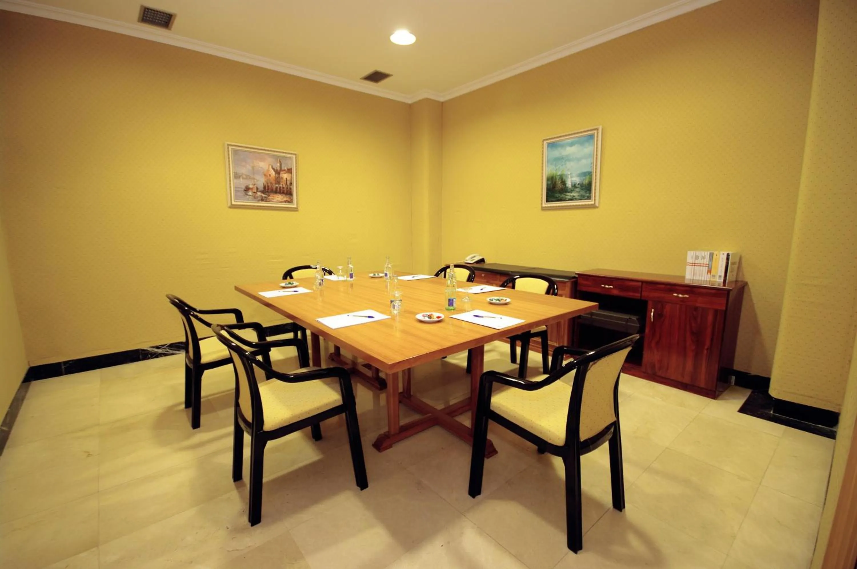 Communal lounge/ TV room in Hotel Auditorio Santiago & Spa