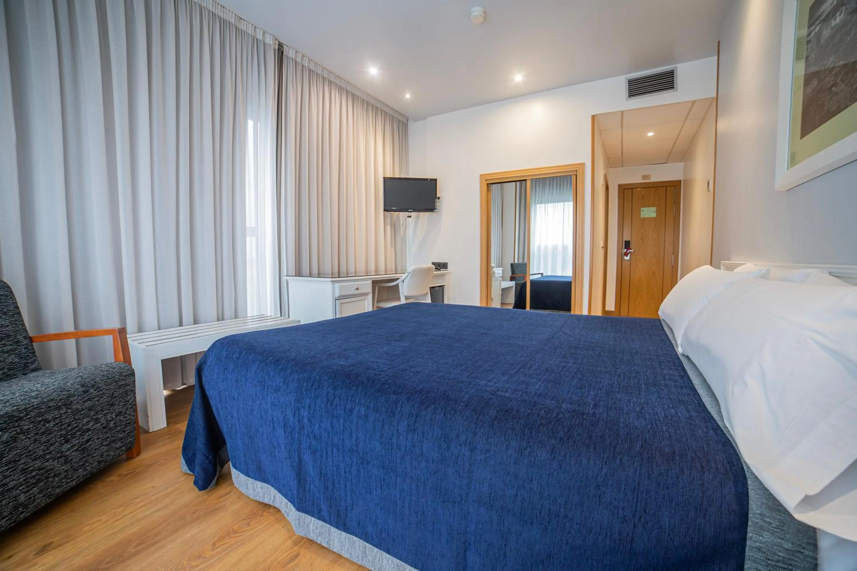 Photo of the whole room, Bed in Hotel Auditorio Santiago & Spa