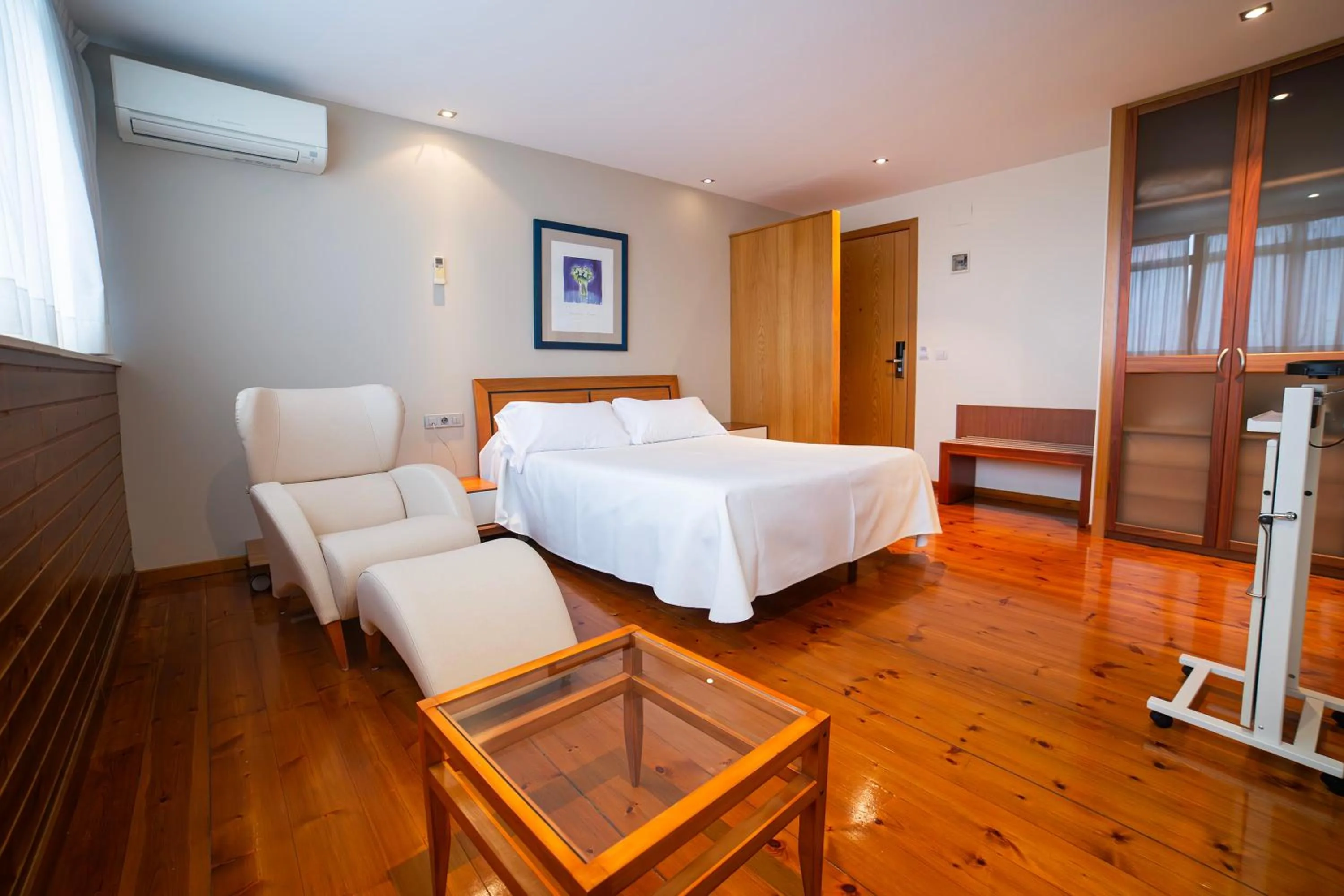 Photo of the whole room, Bed in Hotel Auditorio Santiago & Spa