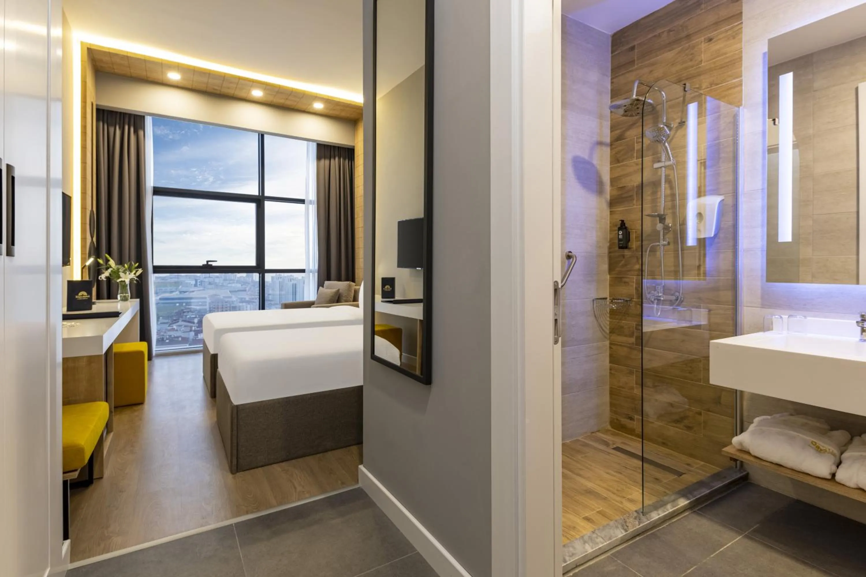 Shower, Bed in Days Inn & Suites by Wyndham Istanbul Esenyurt