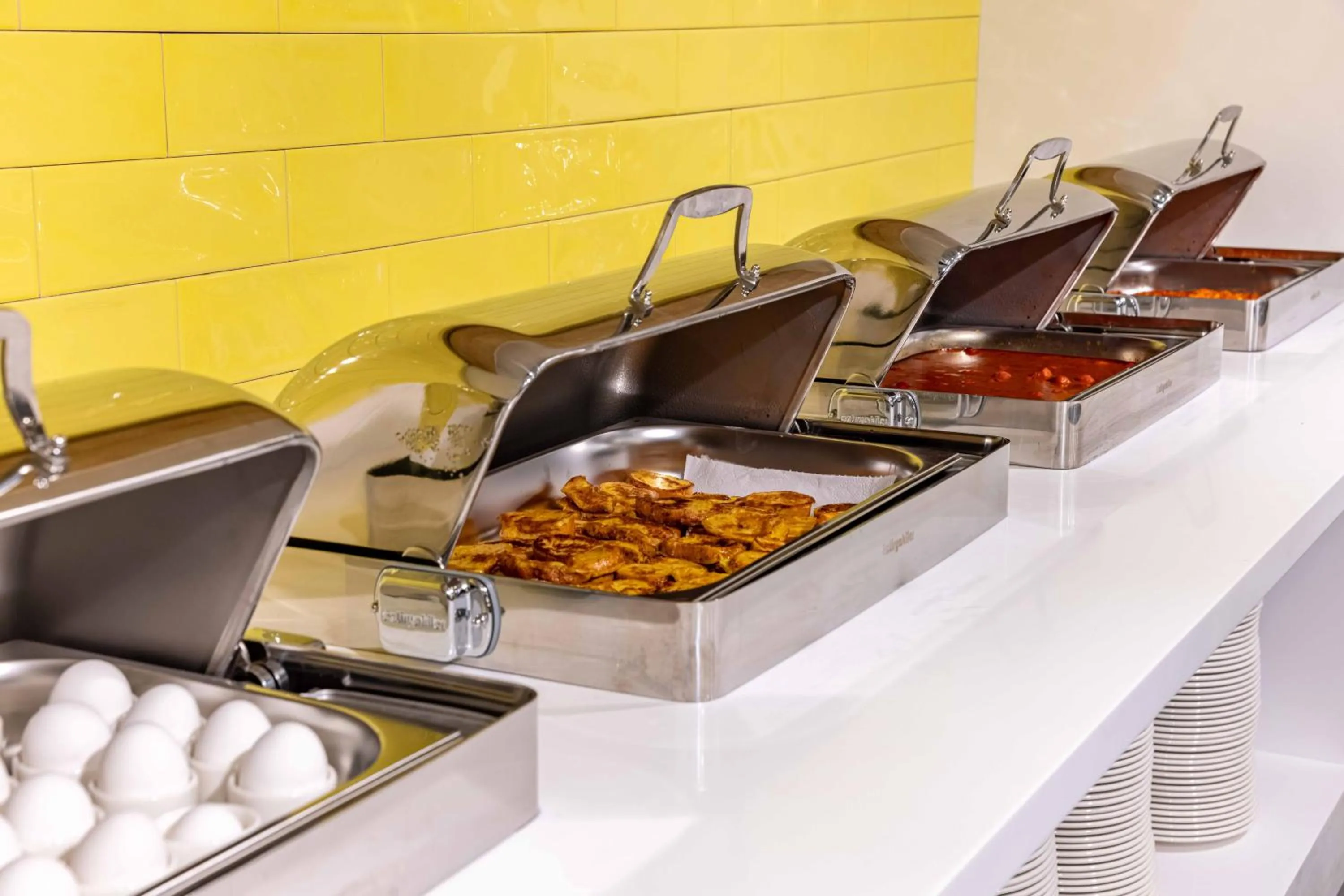 Buffet breakfast in Days Inn & Suites by Wyndham Istanbul Esenyurt