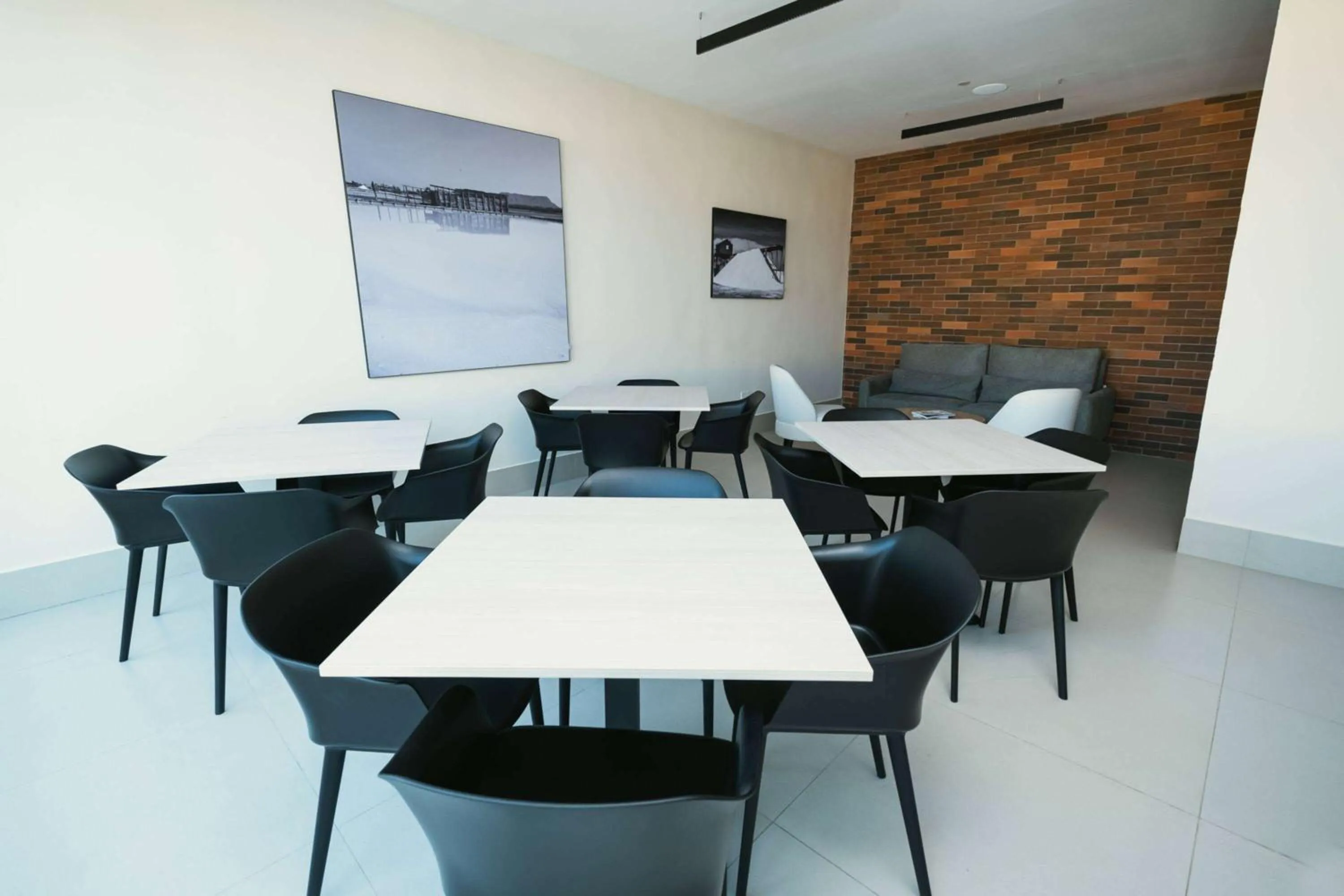 Restaurant/places to eat in Super 8 by Wyndham Manzanillo