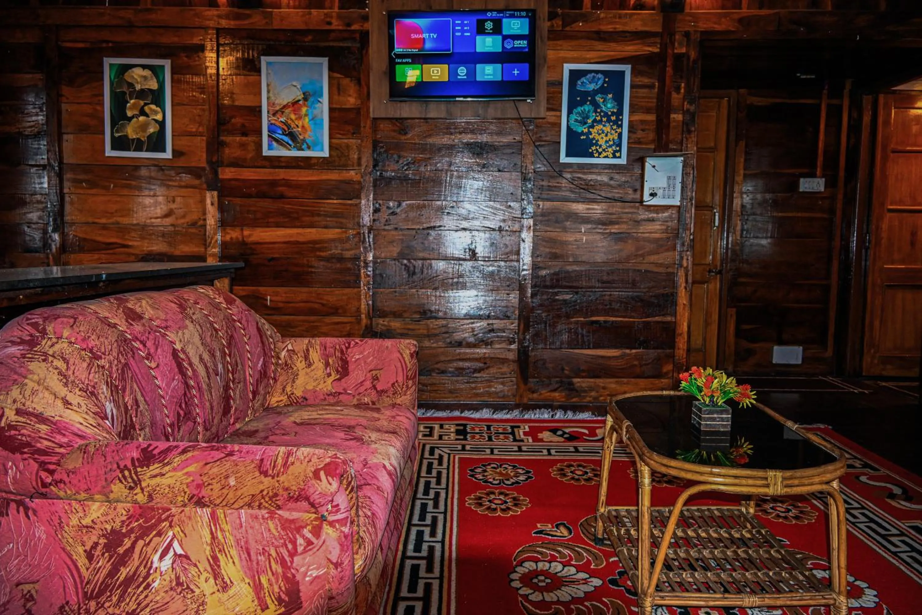 Communal lounge/ TV room in Kumaon Roop Resort Near Neem Karoli Temple