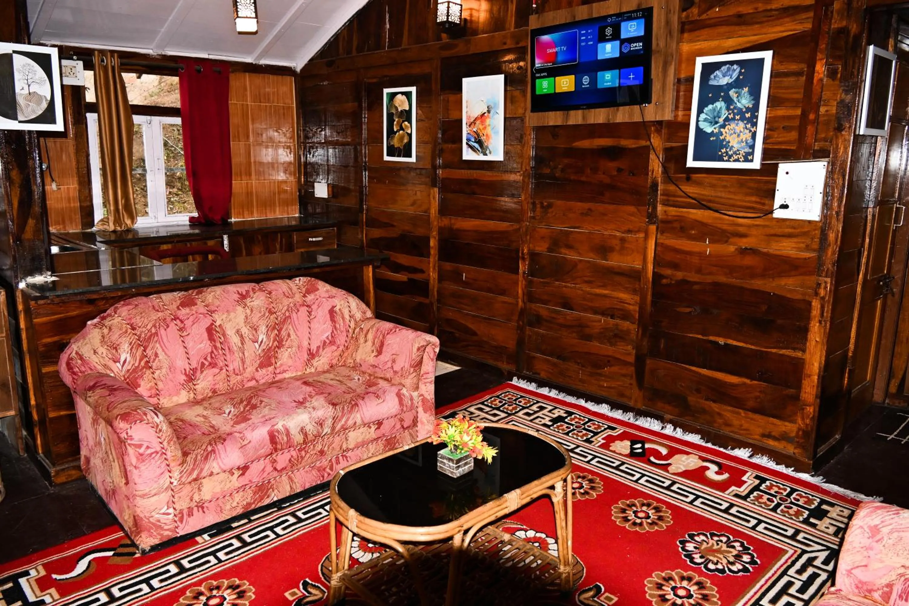 Communal lounge/ TV room in Kumaon Roop Resort Near Neem Karoli Temple