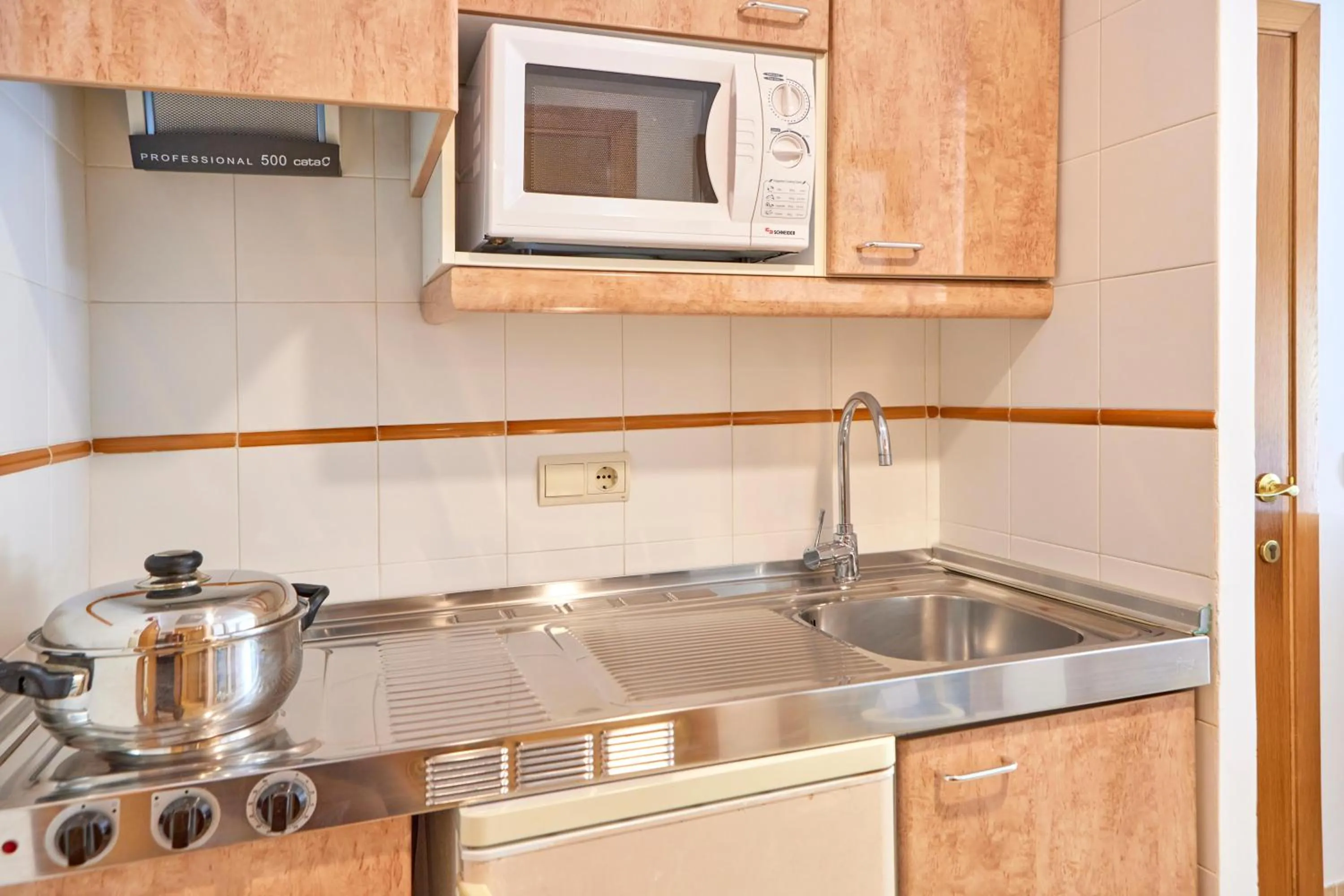 Kitchen or kitchenette in Zafiro Mallorca & Spa