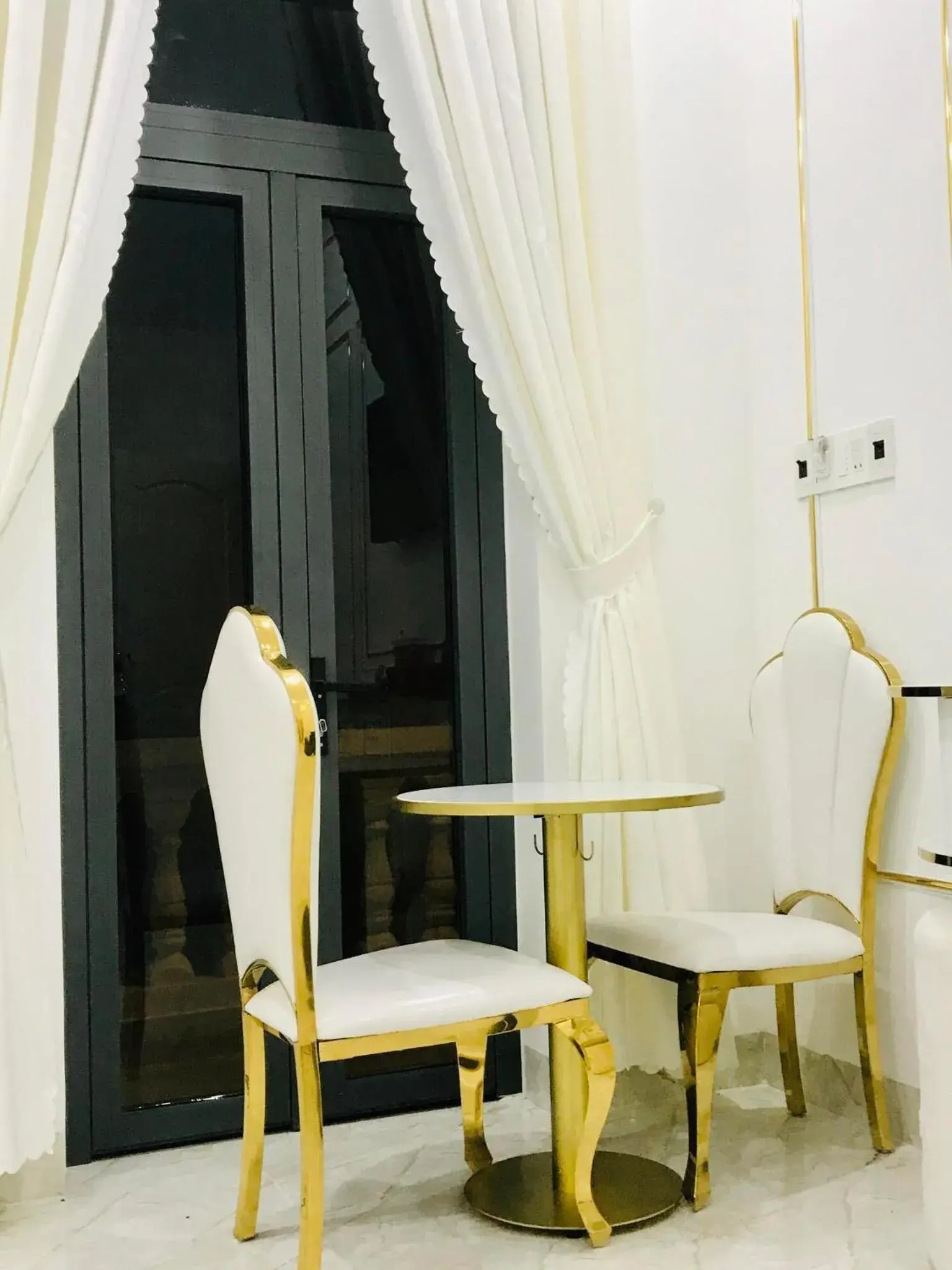 Seating area in Paradise Hotel & Homestay access alley 100m Seating area in Paradise Hotel & Homestay access alley 100m