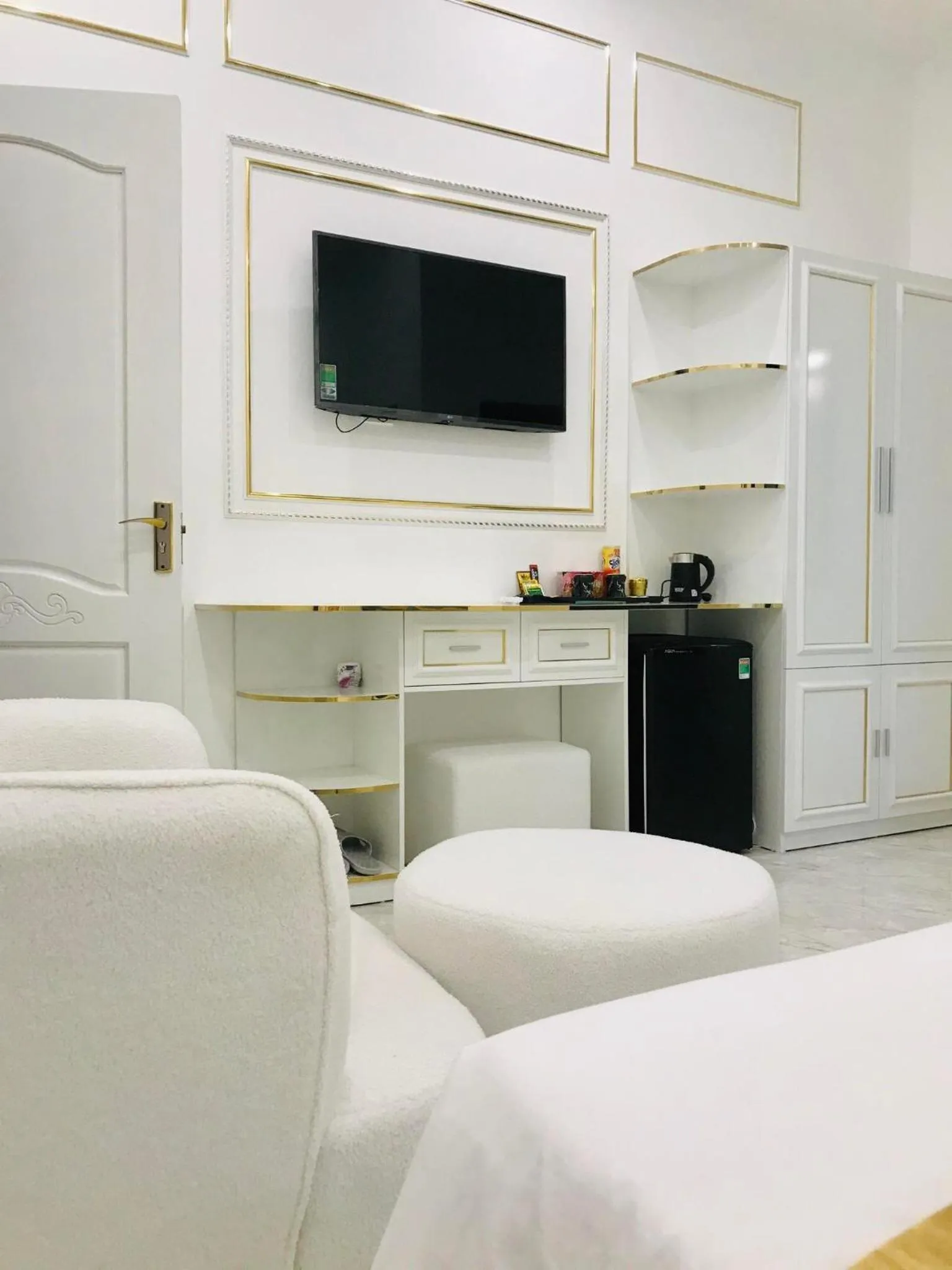 Seating area in Paradise Hotel & Homestay access alley 100m