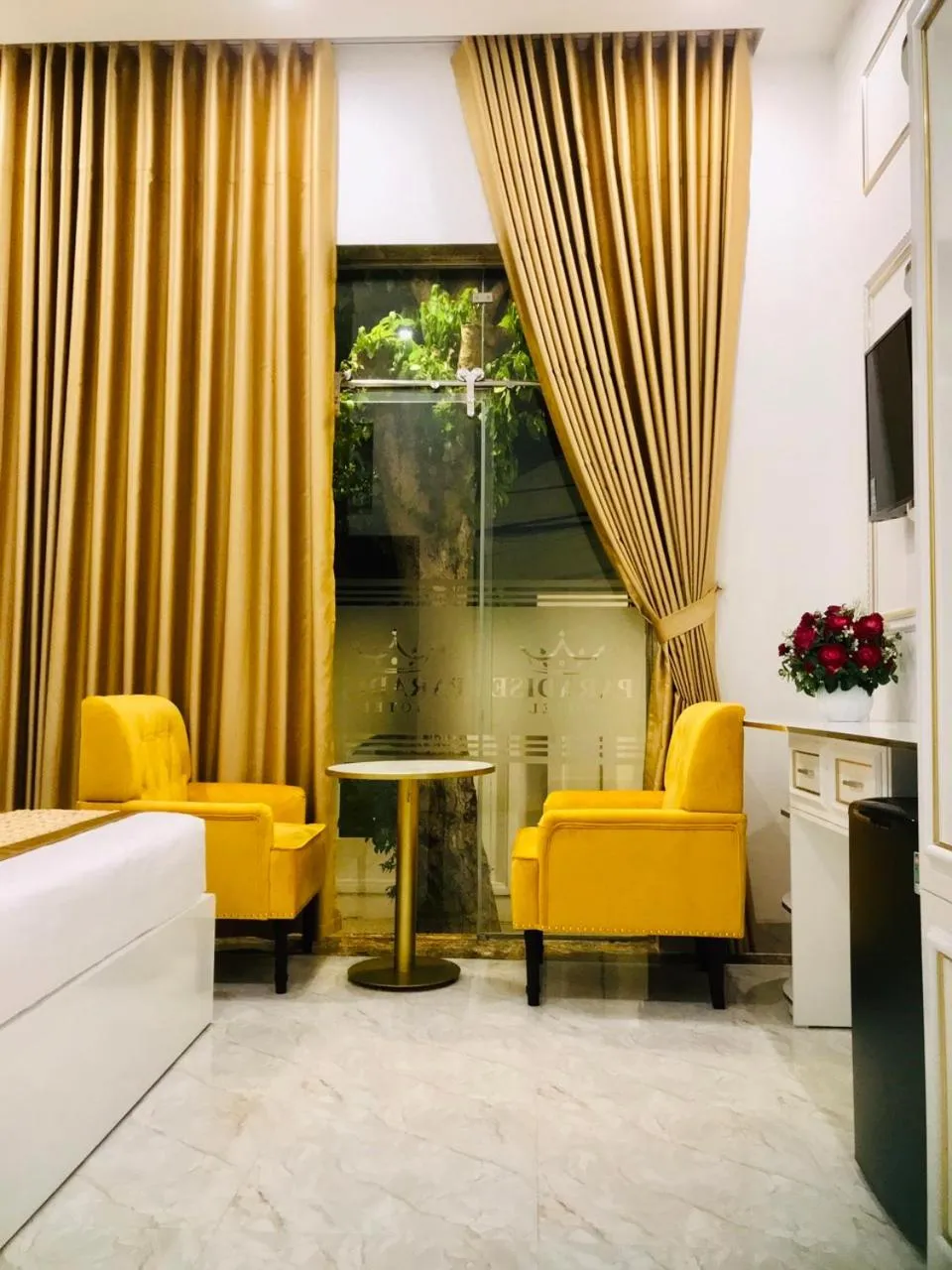 Seating area in Paradise Hotel & Homestay access alley 100m