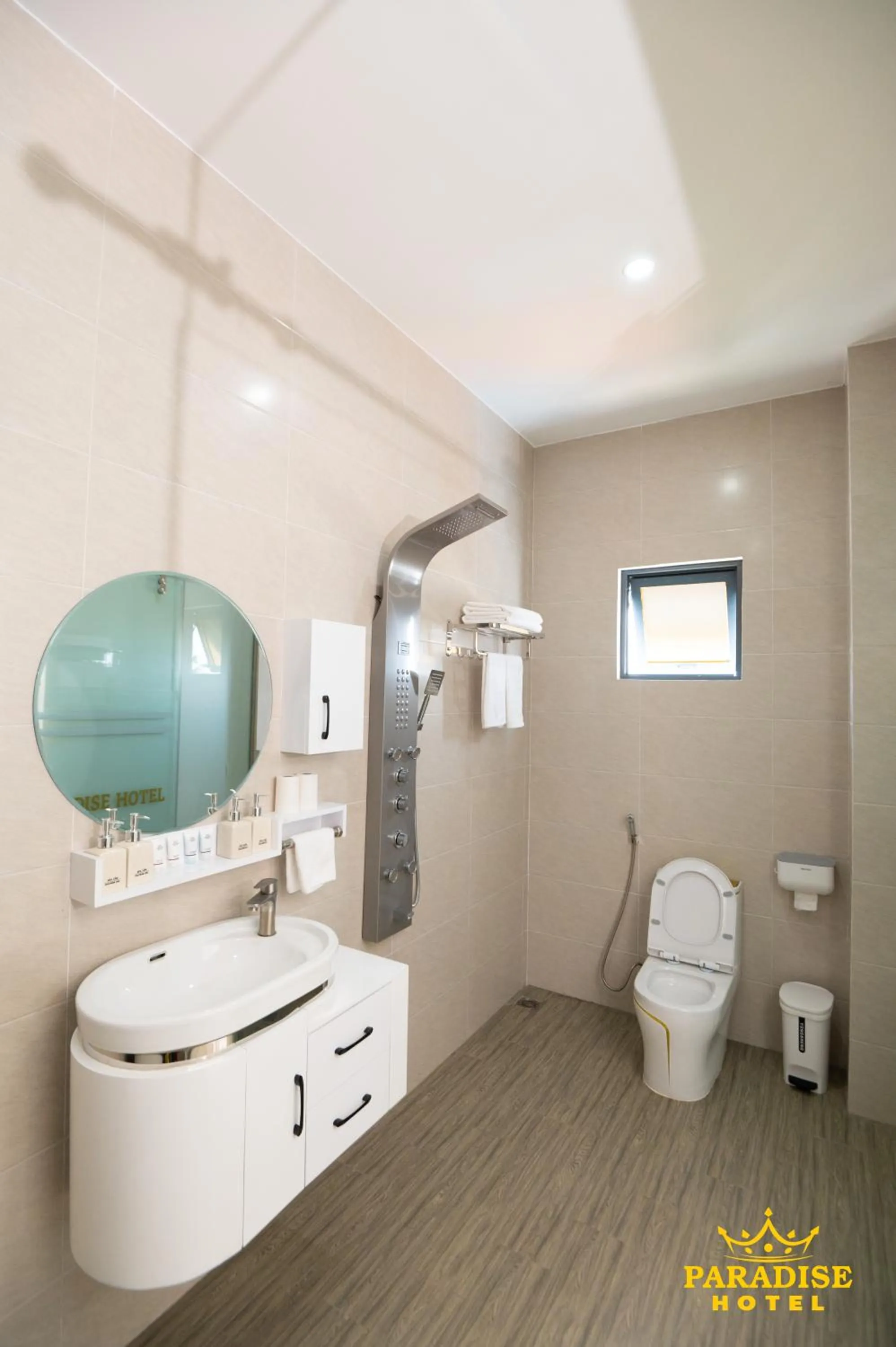Toilet in Paradise Hotel & Homestay access alley 100m