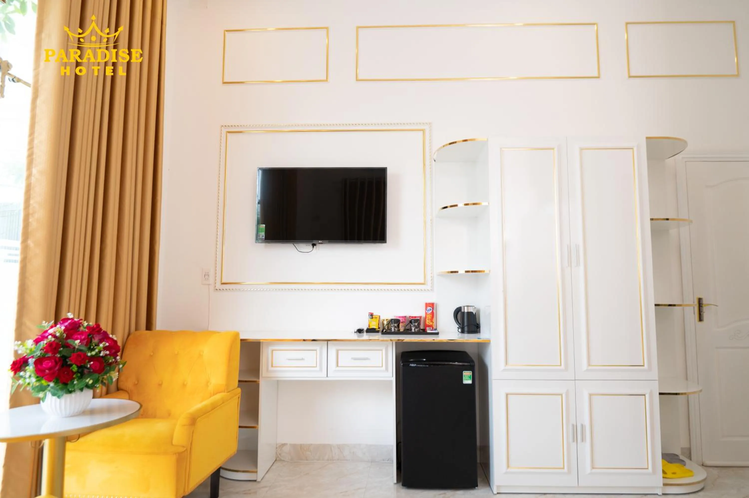 TV and multimedia in Paradise Hotel & Homestay access alley 100m