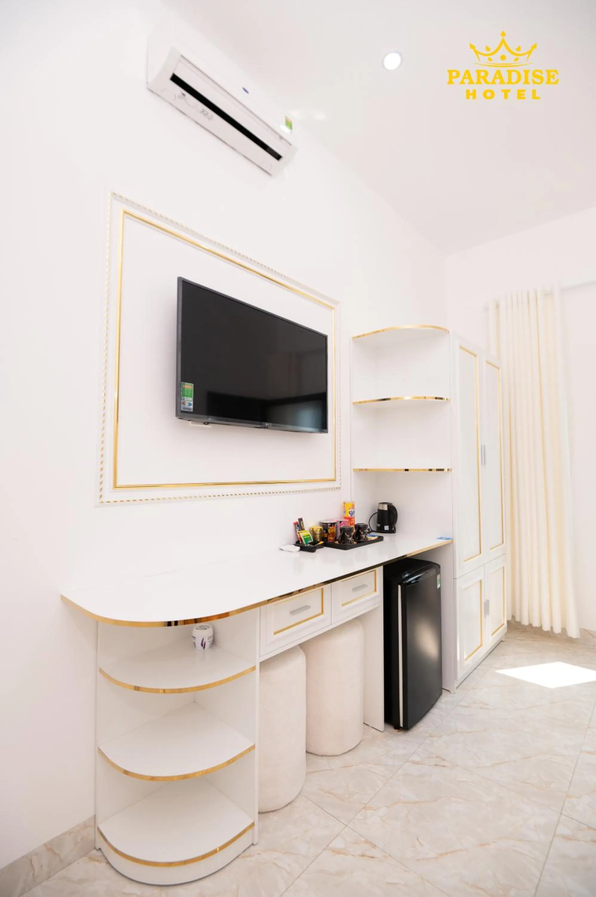 TV and multimedia in Paradise Hotel & Homestay access alley 100m