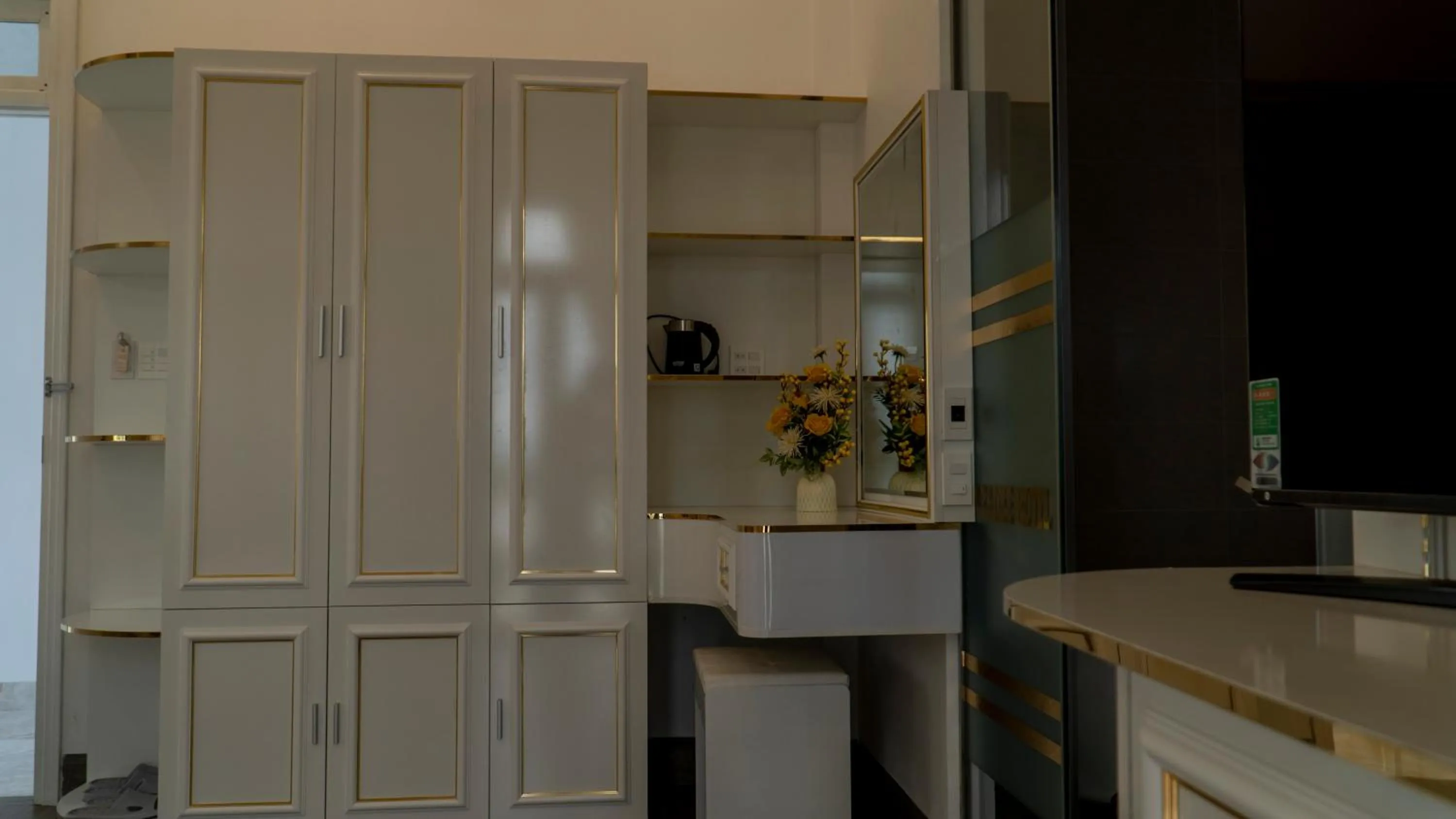 wardrobe in Paradise Hotel & Homestay access alley 100m