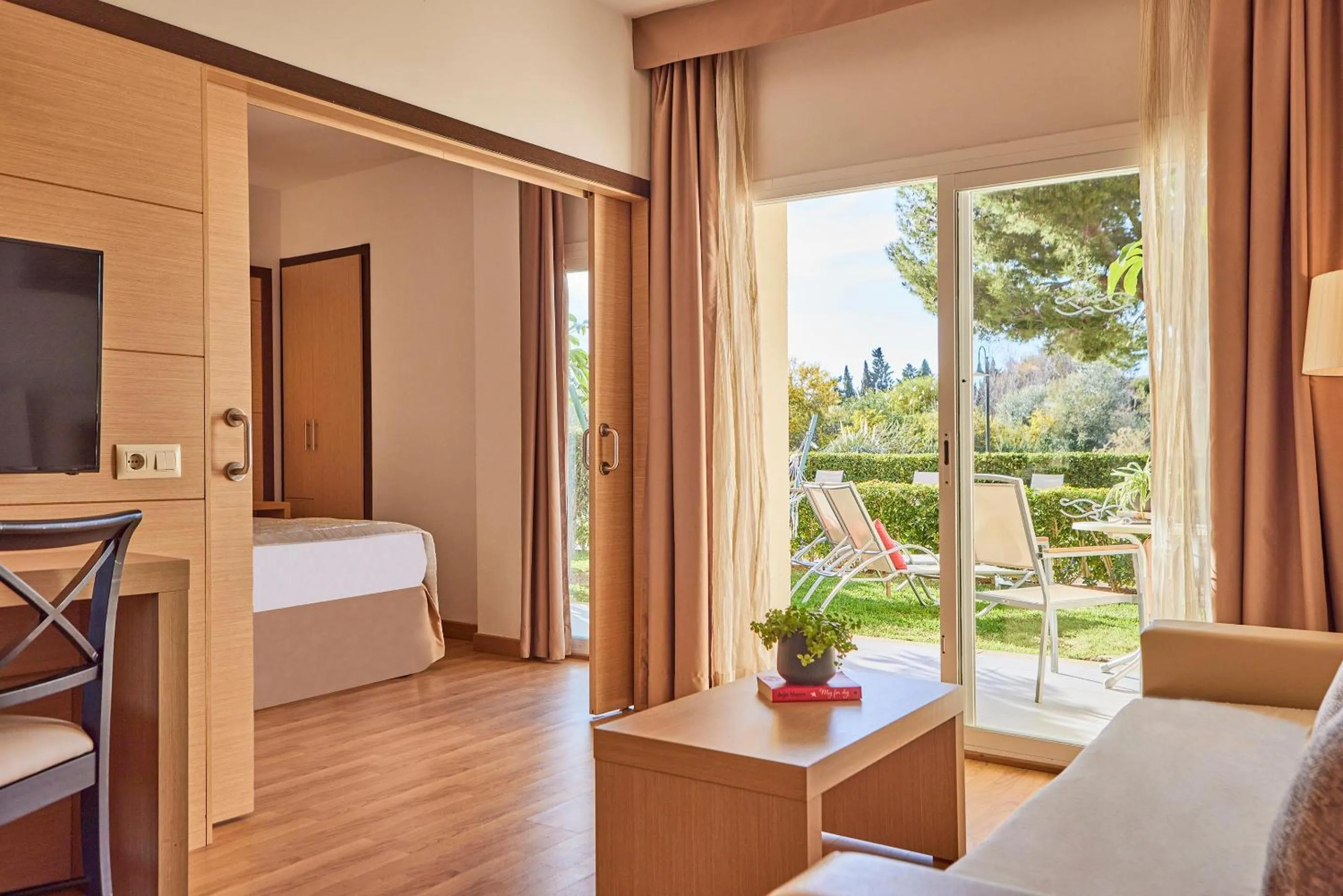 Photo of the whole room, Bed in Zafiro Tropic