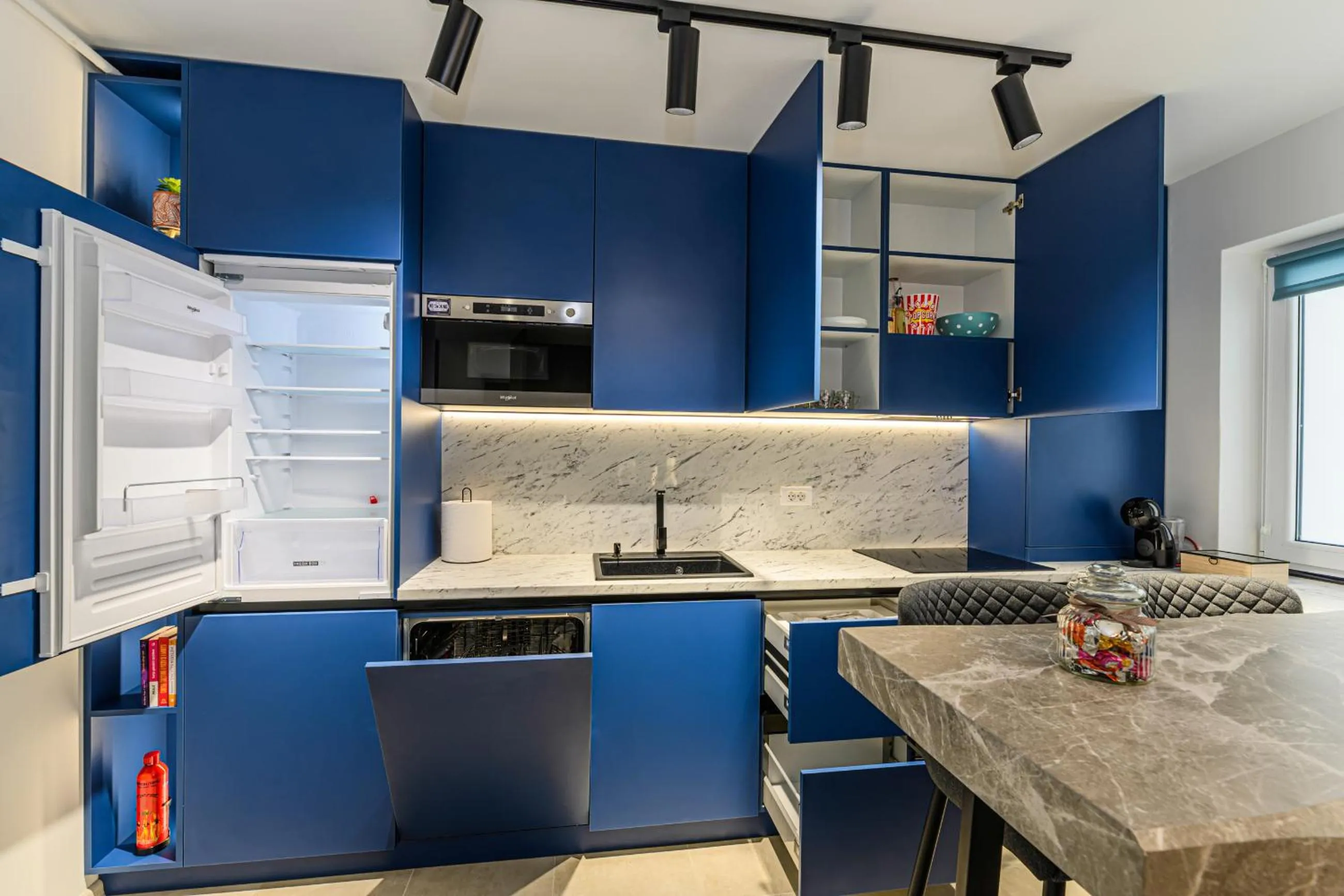 Kitchen or kitchenette in MoHost Blue Moon Apartments