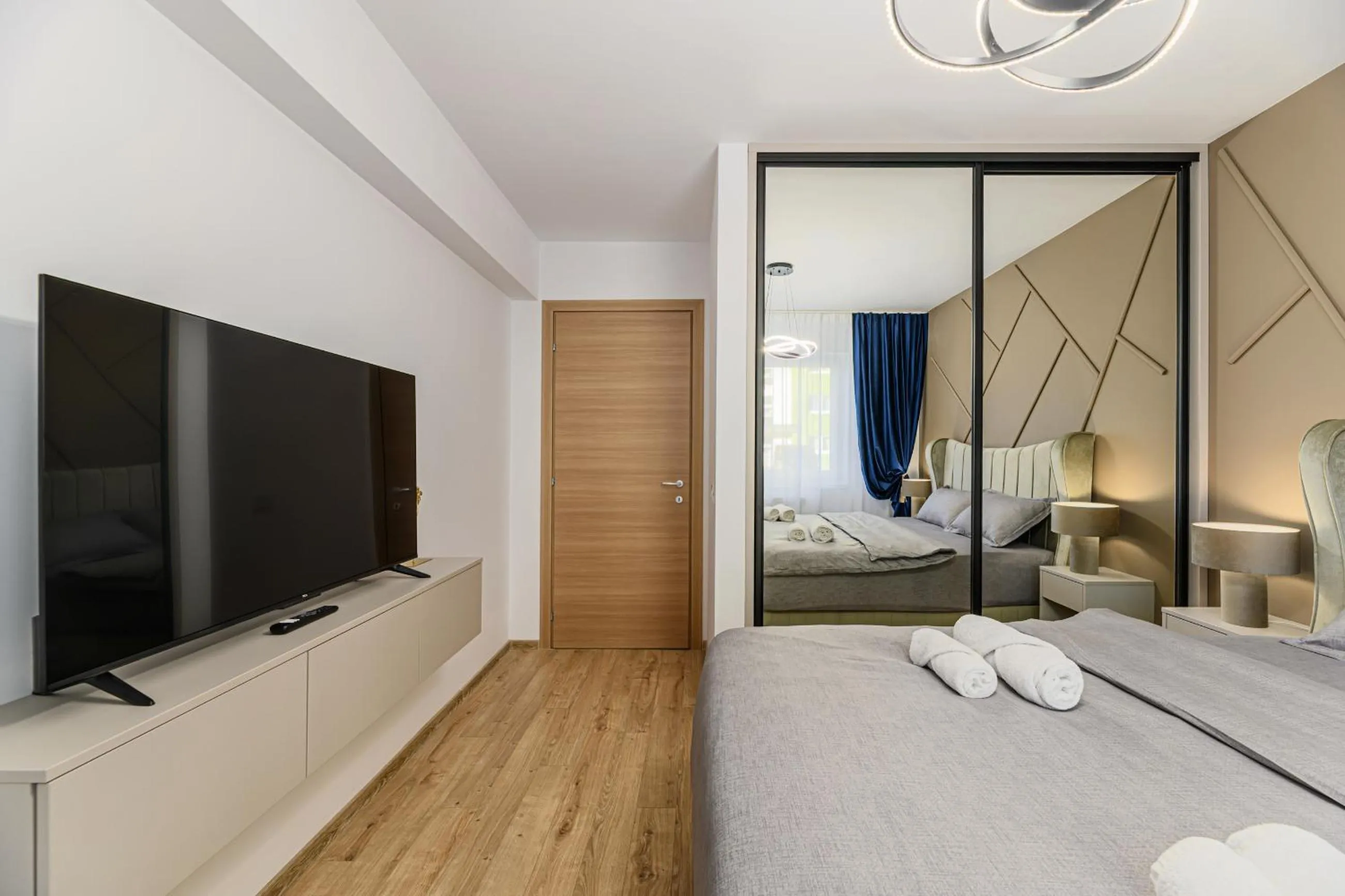 TV and multimedia, Bed in MoHost Blue Moon Apartments