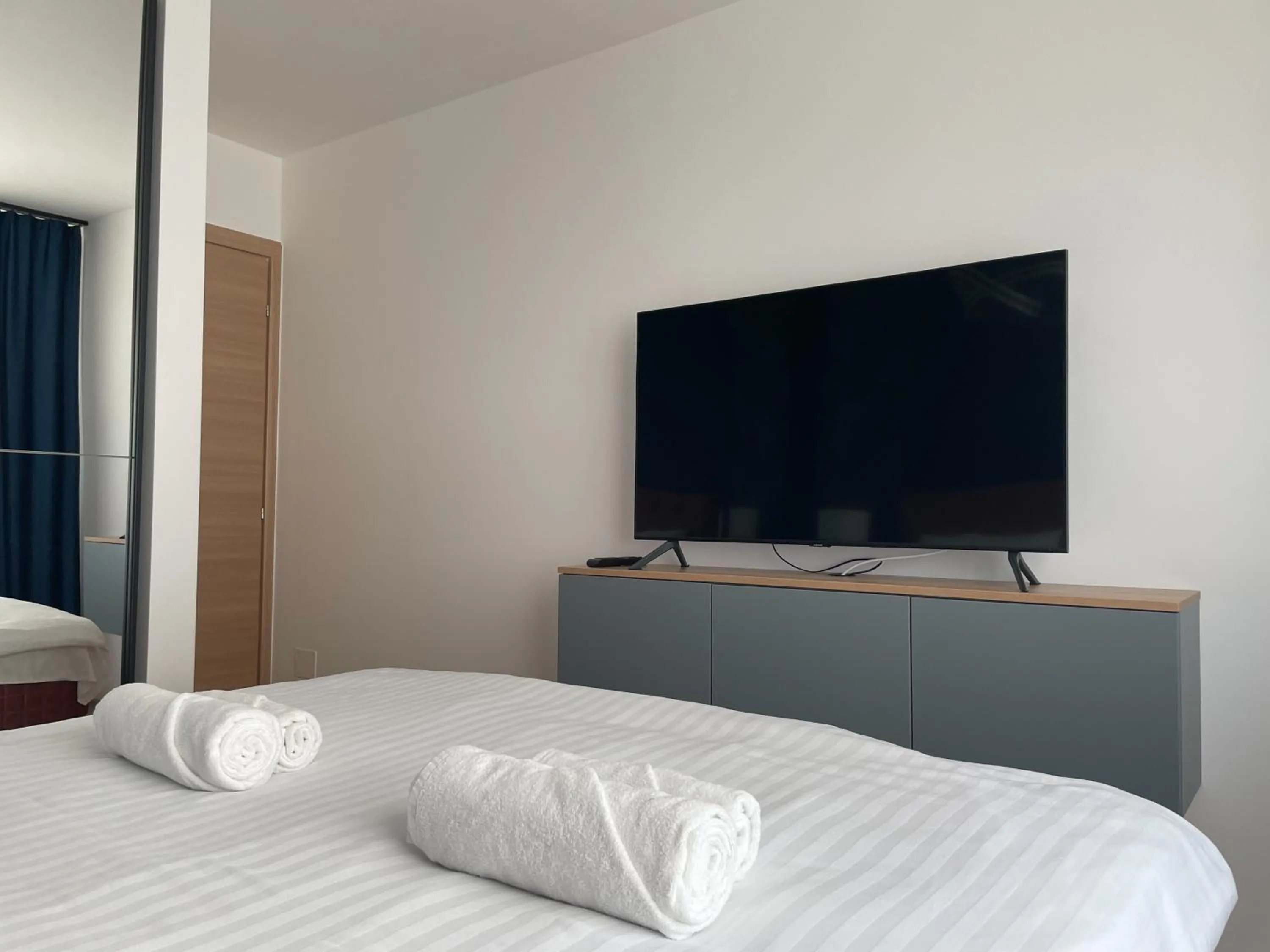 TV and multimedia, Bed in MoHost Blue Moon Apartments
