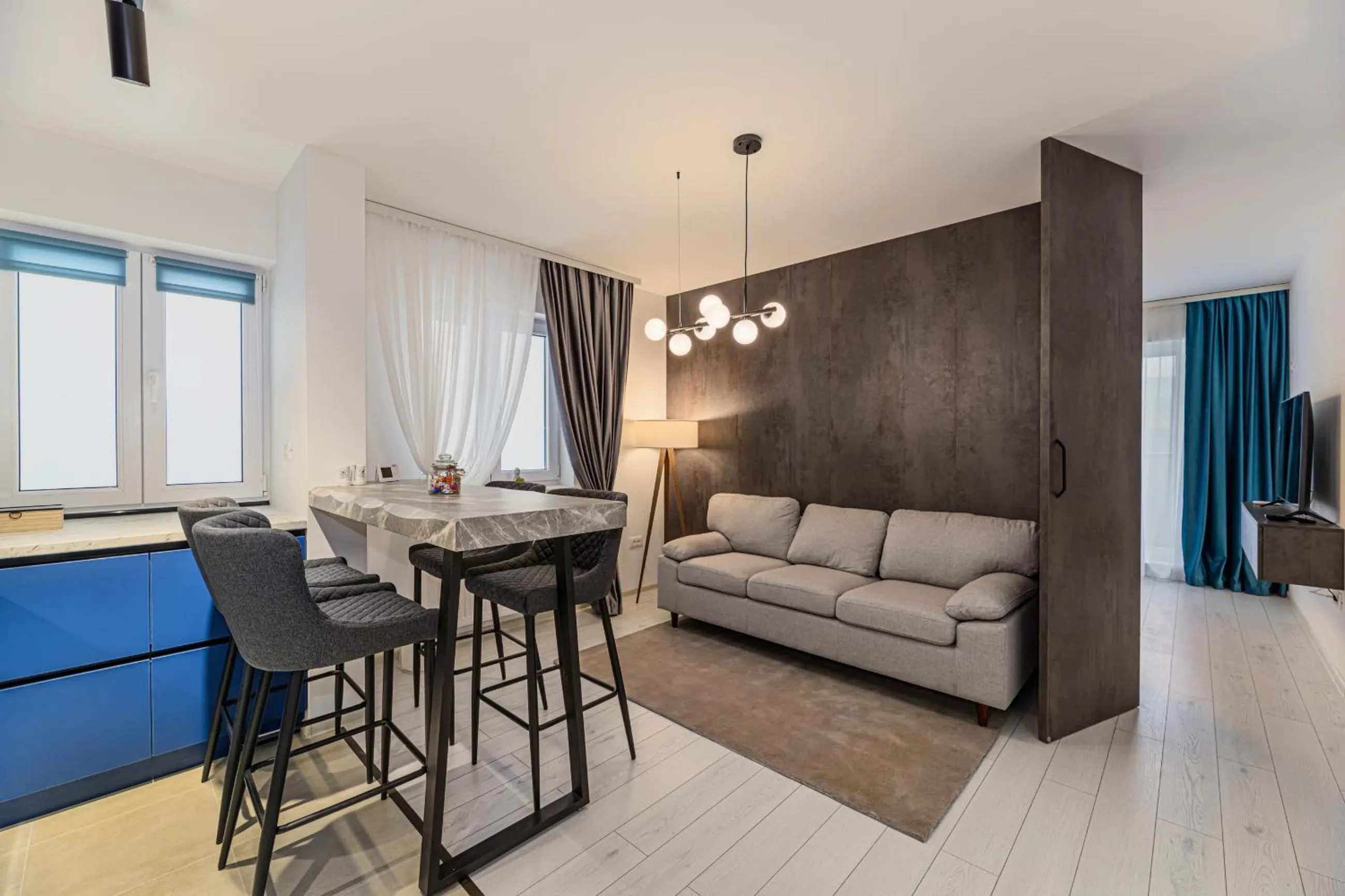 Dining area in MoHost Blue Moon Apartments
